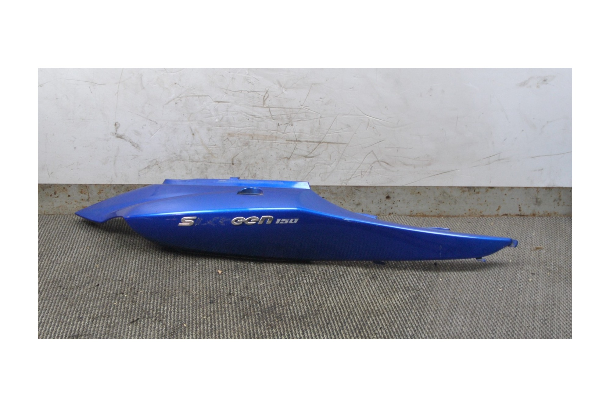 Carena posteriore destro Suzuki Sixteen 125 - 150 dal 2007 al 2014  2411111111413