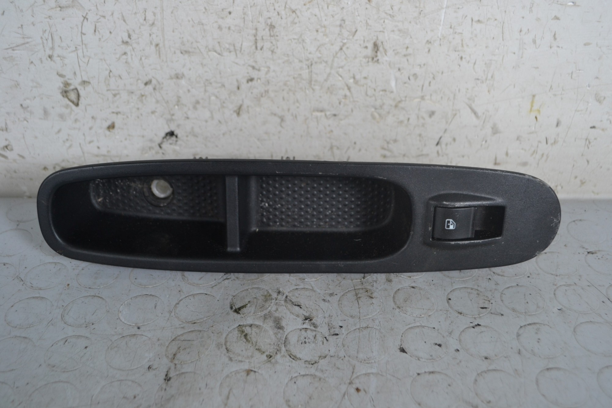 Pulsantiera alzacristallo anteriore DX Fiat Punto EVO Dal 2009 al 2012 Cod 735500049  1659017797268