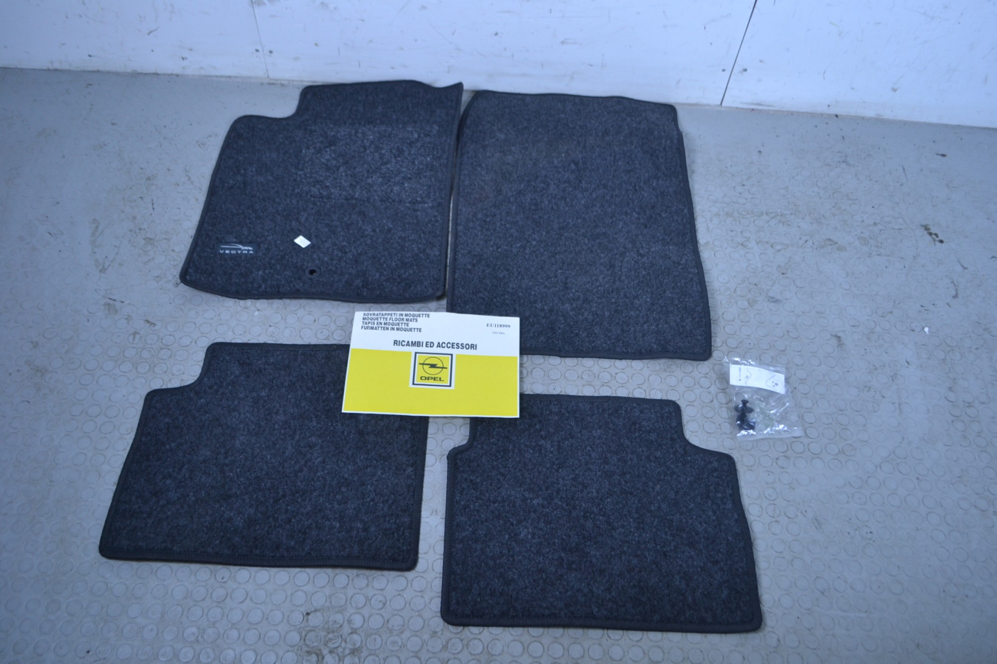 Set completo di tappetini Opel Vectra C Dal 2002 al 2008 Cod EU118999  1660819959662