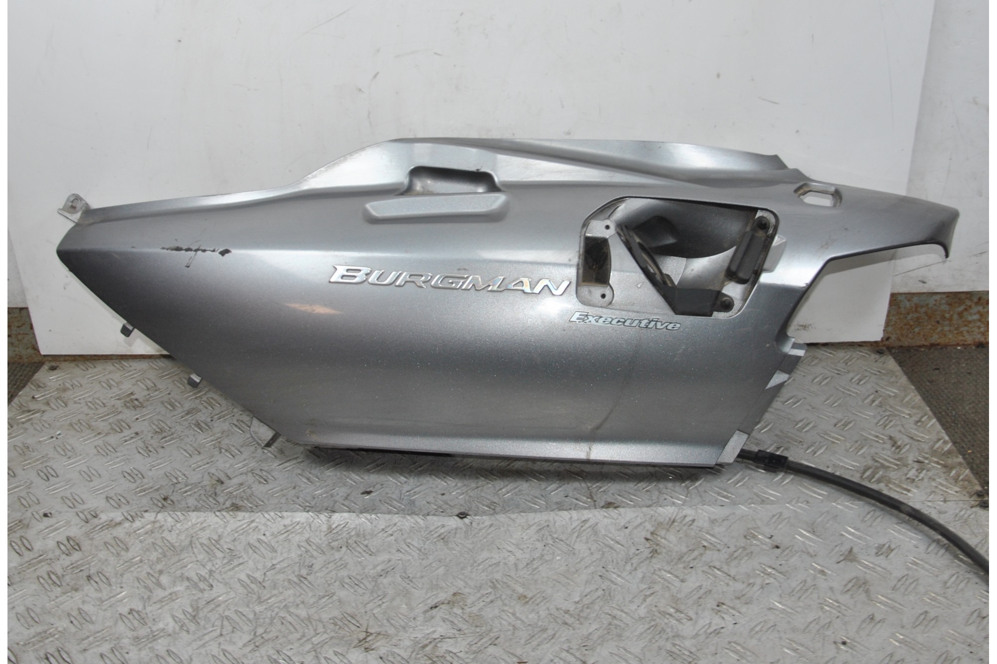 Carena Fianchetto Laterale Posteriore Sinistro Suzuki Burgman AN 650 Executive Dal 2002 al 2006  1662737412670