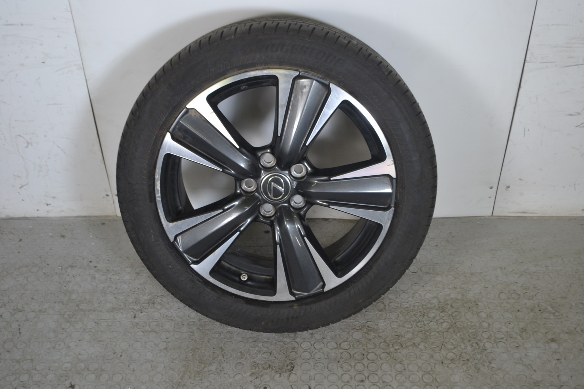 Gomma e cerchio Lexus UX 250 H Dal 2018 in poi Misura 225/50 R18 Dot 2019 5 Fori  1663324938054