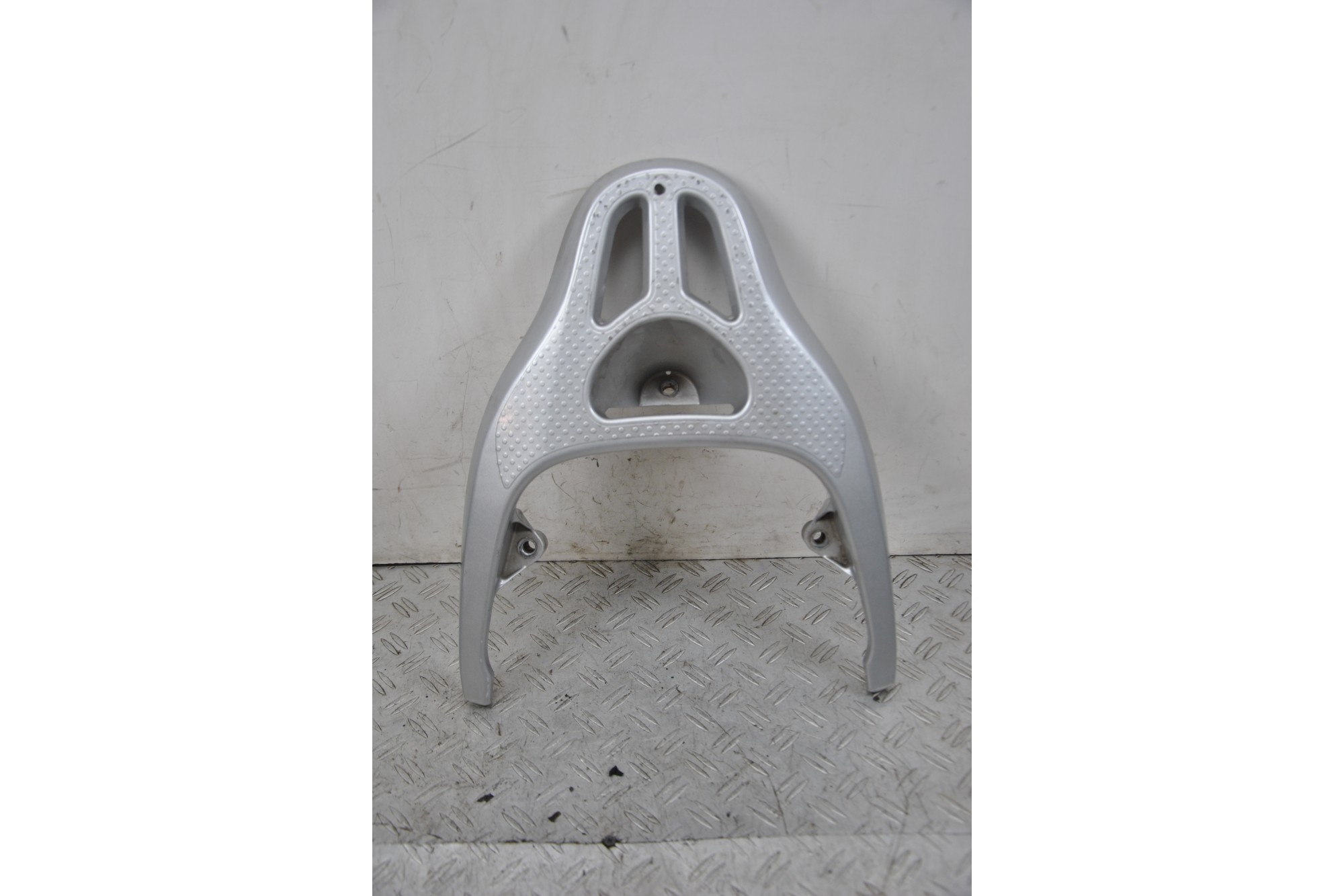 Maniglione Portapacchi Posteriore Honda Chiocciola @ 125 / 150 dal 2000 al 2006  1665039868541
