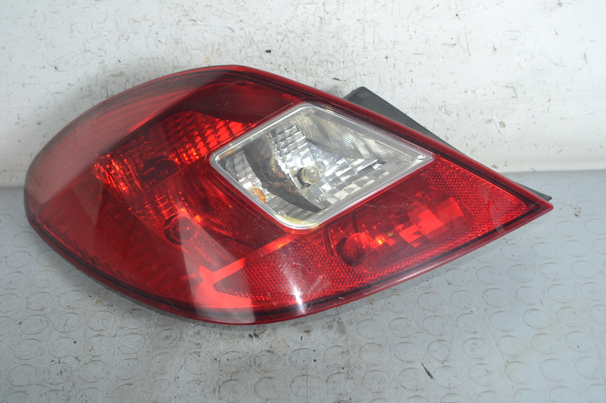 Fanale stop posteriore SX Opel Corsa D 5 Porte Dal 2006 al 2014 Cod 89318850  1665411633156