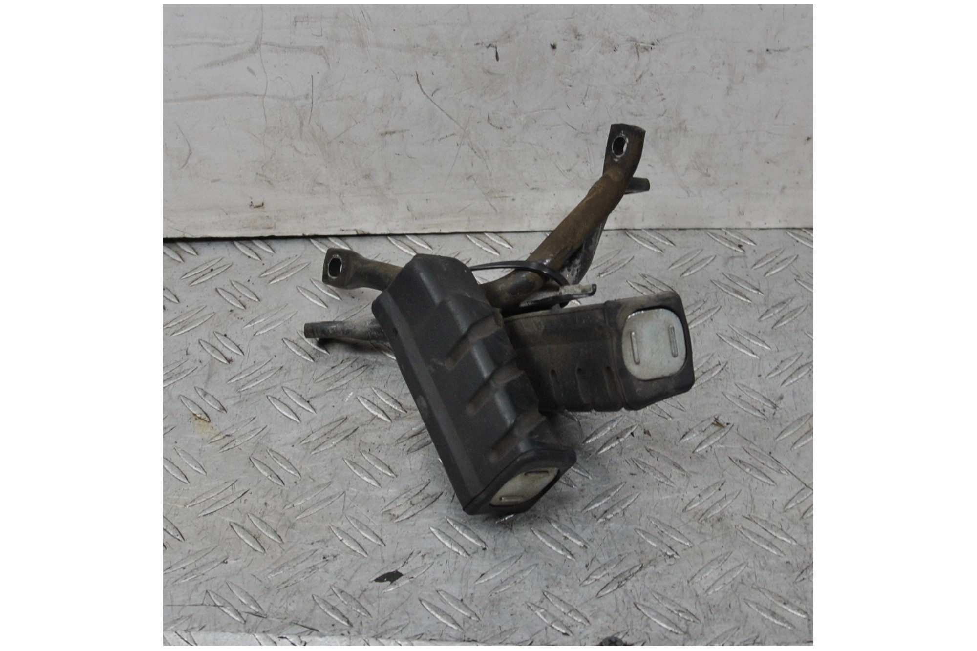 Pedana Poggiapiedi Passeggero Honda Chiocciola @ 125 / 150 dal 2000 al 2006  1665743721927