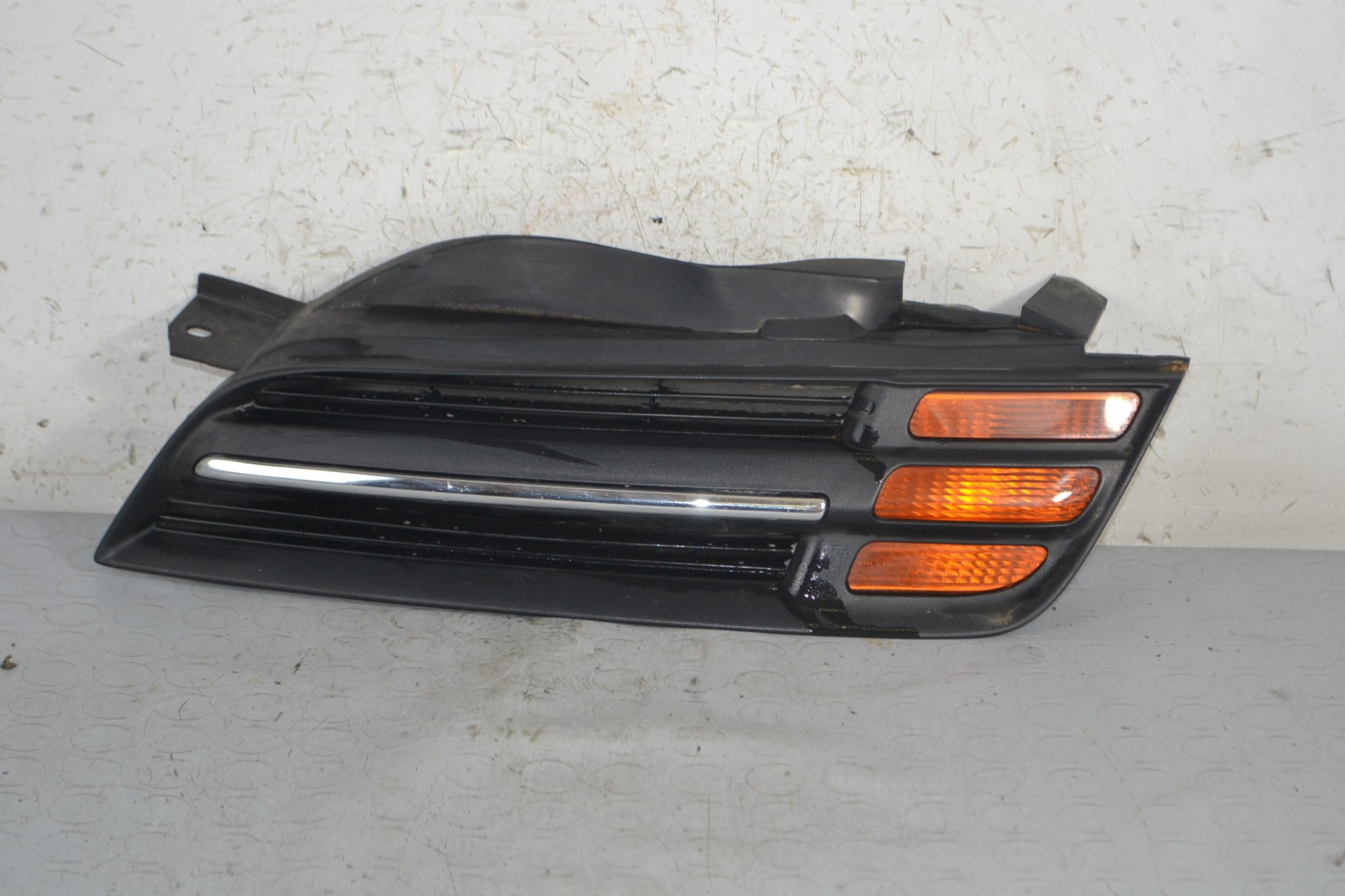Griglia anteriore SX con freccia Nissan Micra K12 Dal 2002 al 2010 Cod 62330AX600  1667980209879