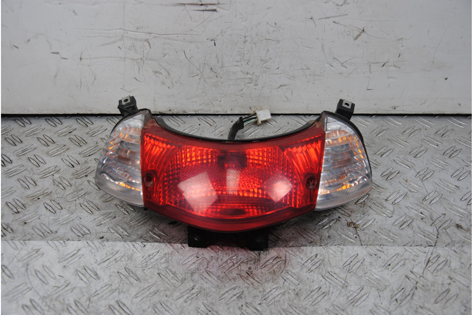 Fanale Stop Posteriore Suzuki Sixteen 125 / 150 Dal 2007 al 2014  1668415895131