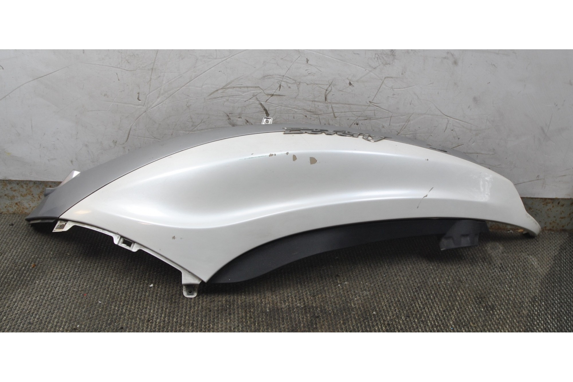 Carena posteriore sinistra Sx Piaggio Beverly 125 / 300 / 350 ST dal 2011 al 2018  2411111139394