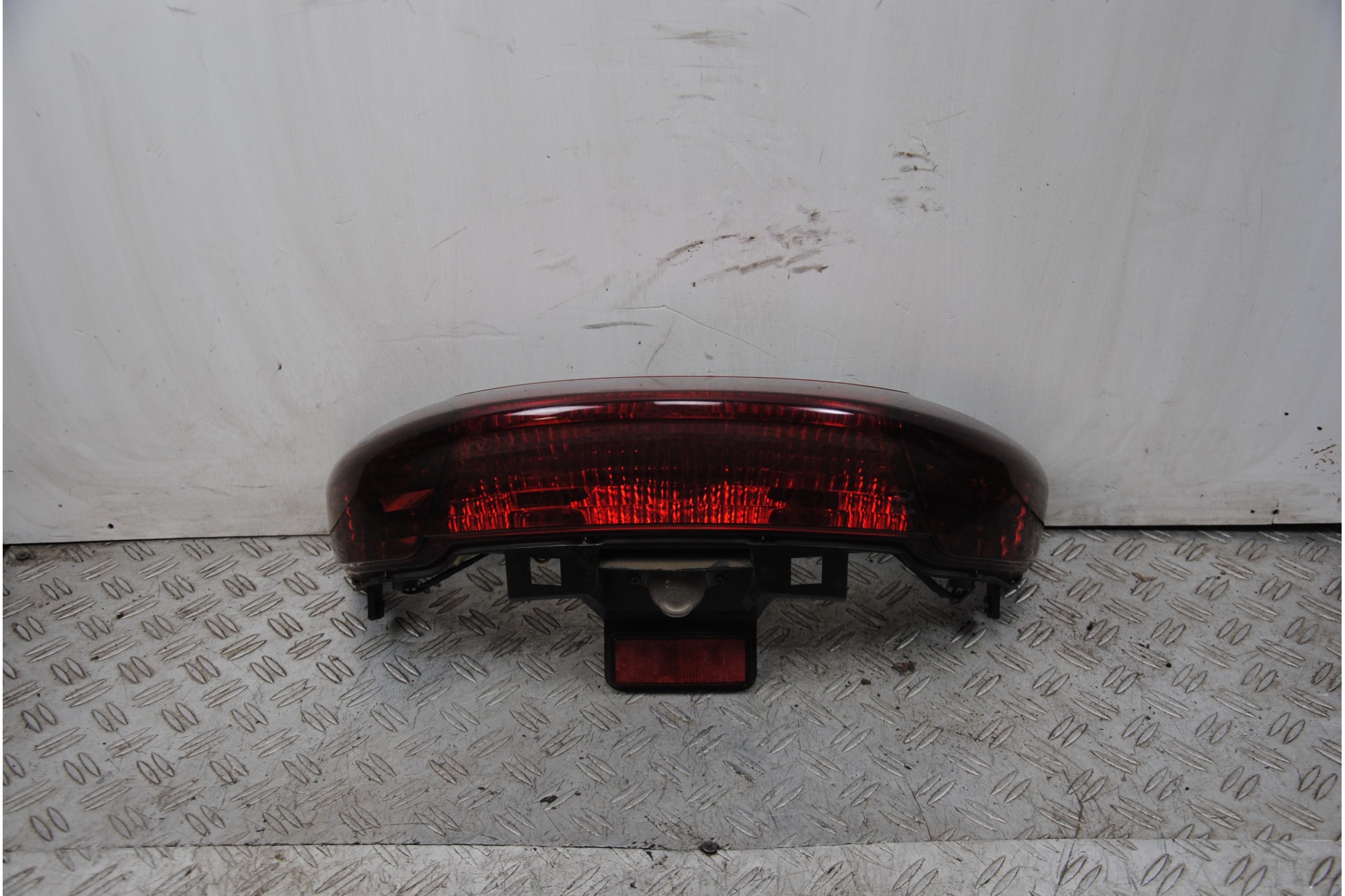 Fanale Stop Posteriore Yamaha Majesty 250 dal 1999 al 2006 Leggeri Segni Di Usura  1673539769244