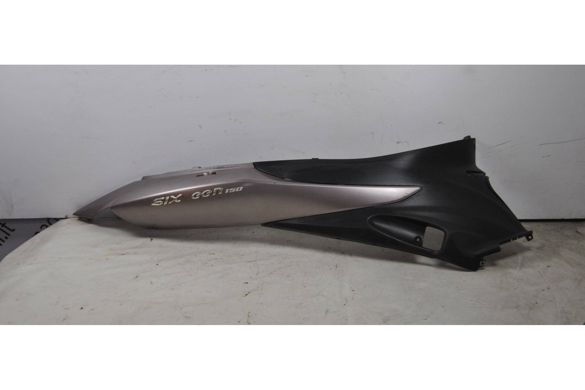 Carena posteriore codone destra Dx Suzuki Sixteen 125 / 150 dal 2007 al 2014  2400000064695