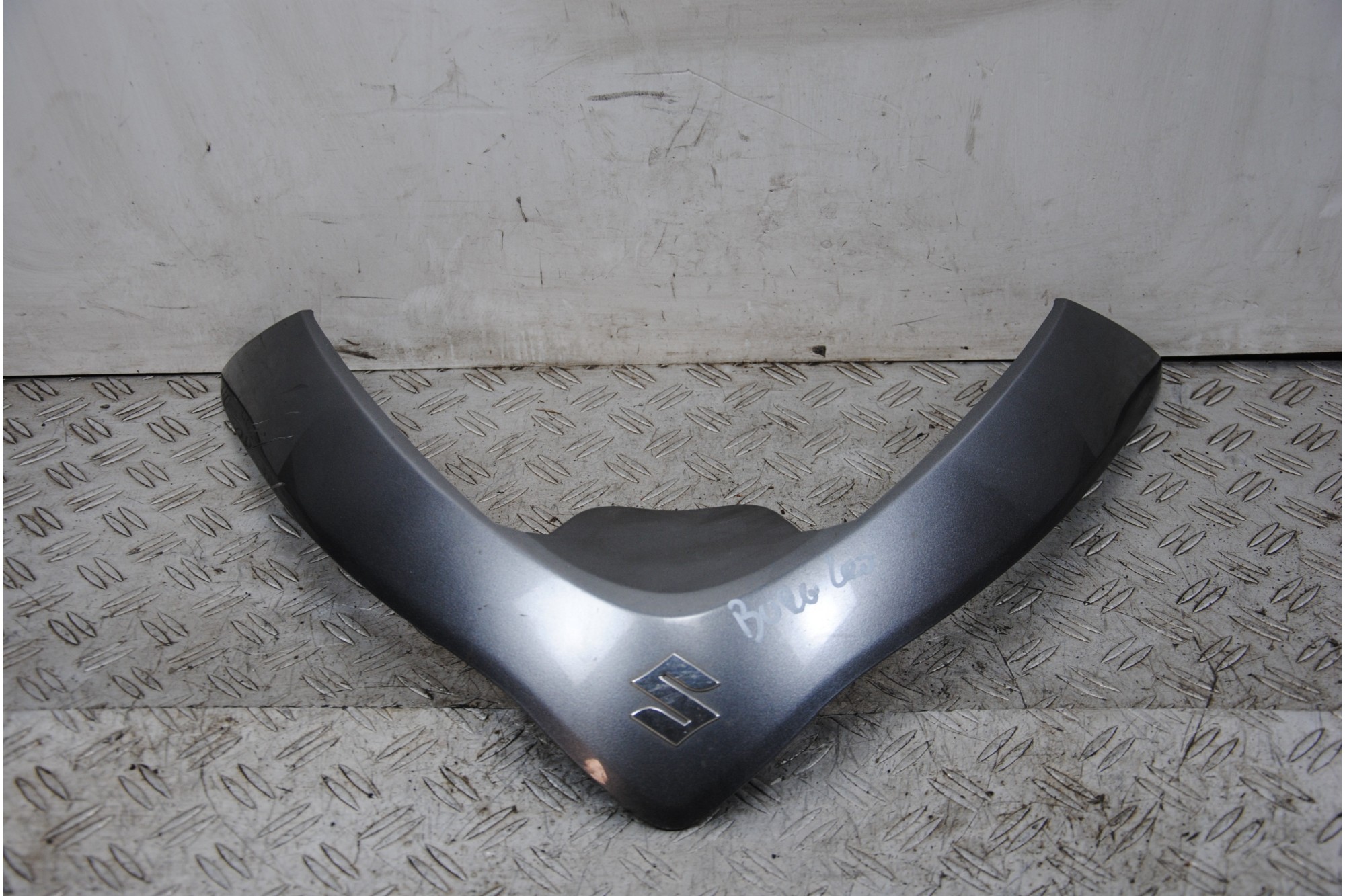 Carena Scudetto Boomerang Anteriore Suzuki Burgman 200 ie dal 2001 al 2014  1674040605885
