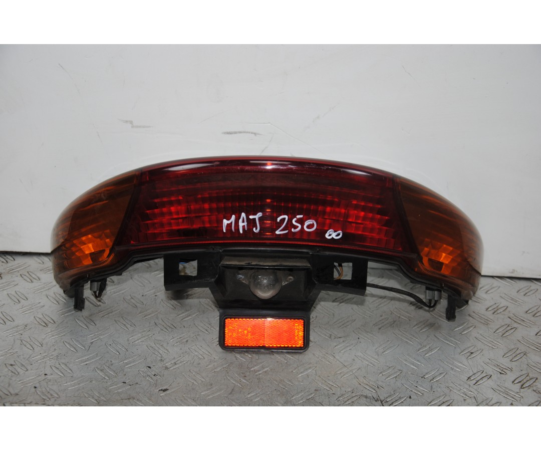 Fanale Stop Posteriore Yamaha Majesty 250 dal 1999 al 2006 1674641099533 Fanale Stop Posteriore Yamaha Majesty 250 dal 1999 al 2006 1674641099533