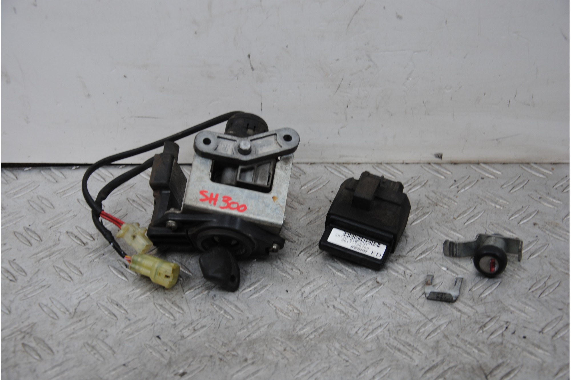 Kit Chiave Honda SH 300 dal 2006 al 2010 COD : 38770-KTW-901  1675414922966