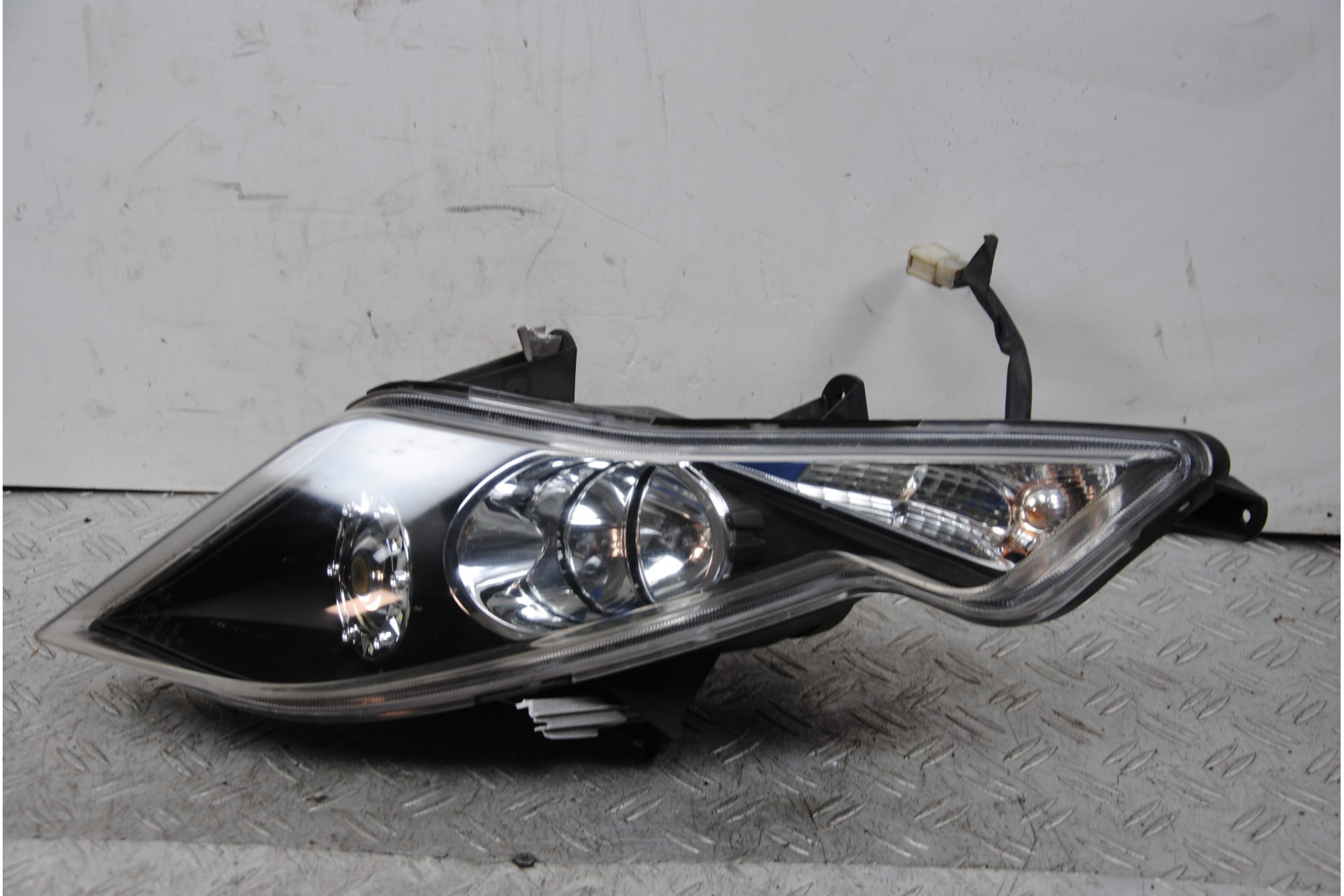 Faro Fanale Anteriore SX Kymco Downtown 200 dal 2008 al 2017  1675683921356