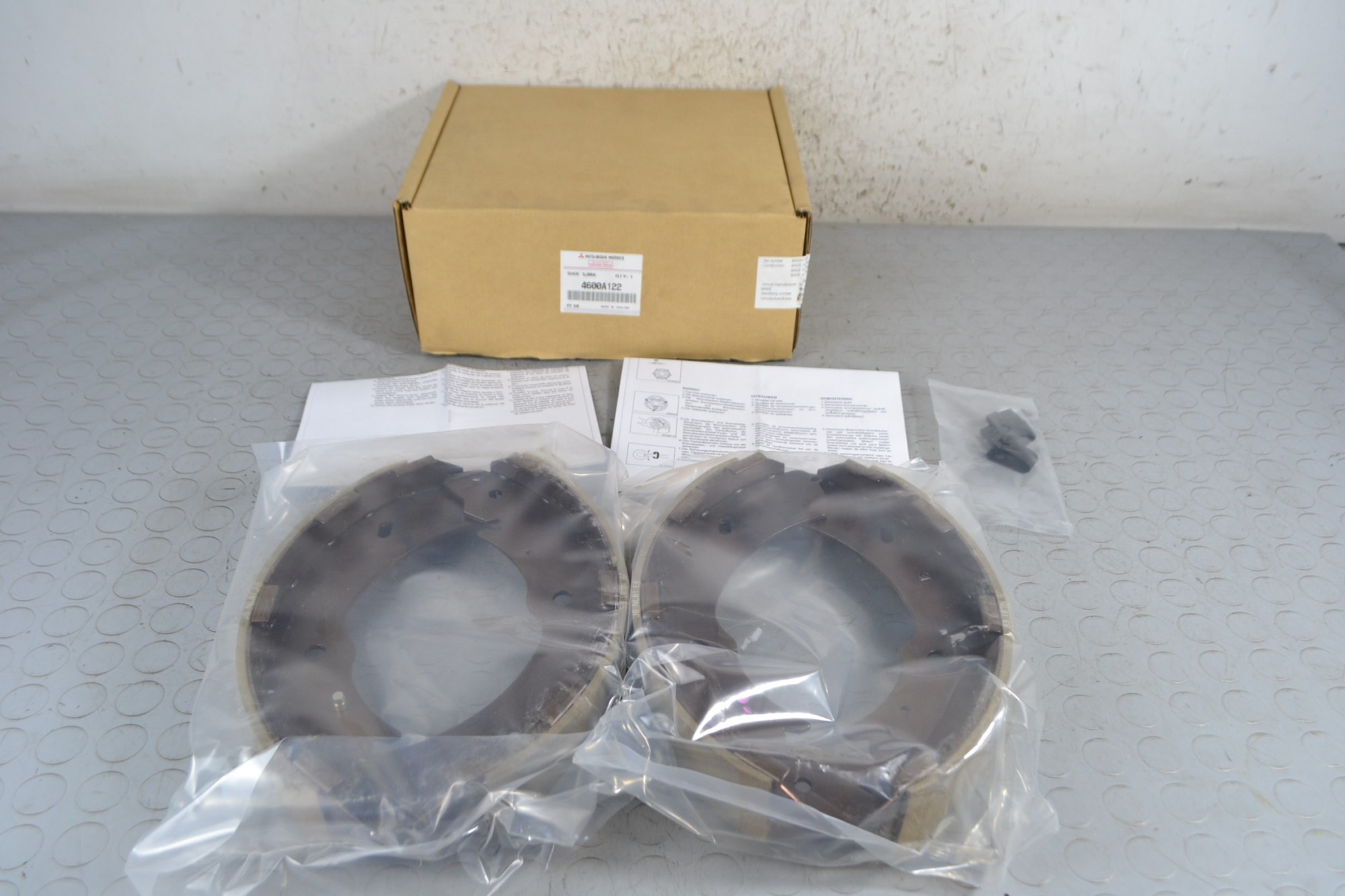 Set ganasce freno posteriore Mitsubishi L200 Dal 1996 al 2005 Cod 4600A122  1676472045352