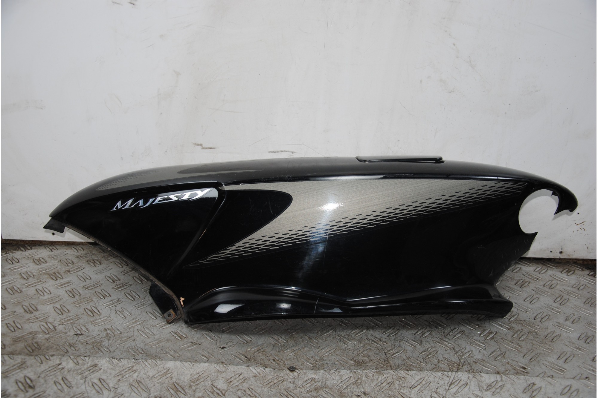 Carena Fianchetto posteriore SX Yamaha Majesty 125 / 150 / 180 dal 1998 al 2006 Limited Edition  1677161332340