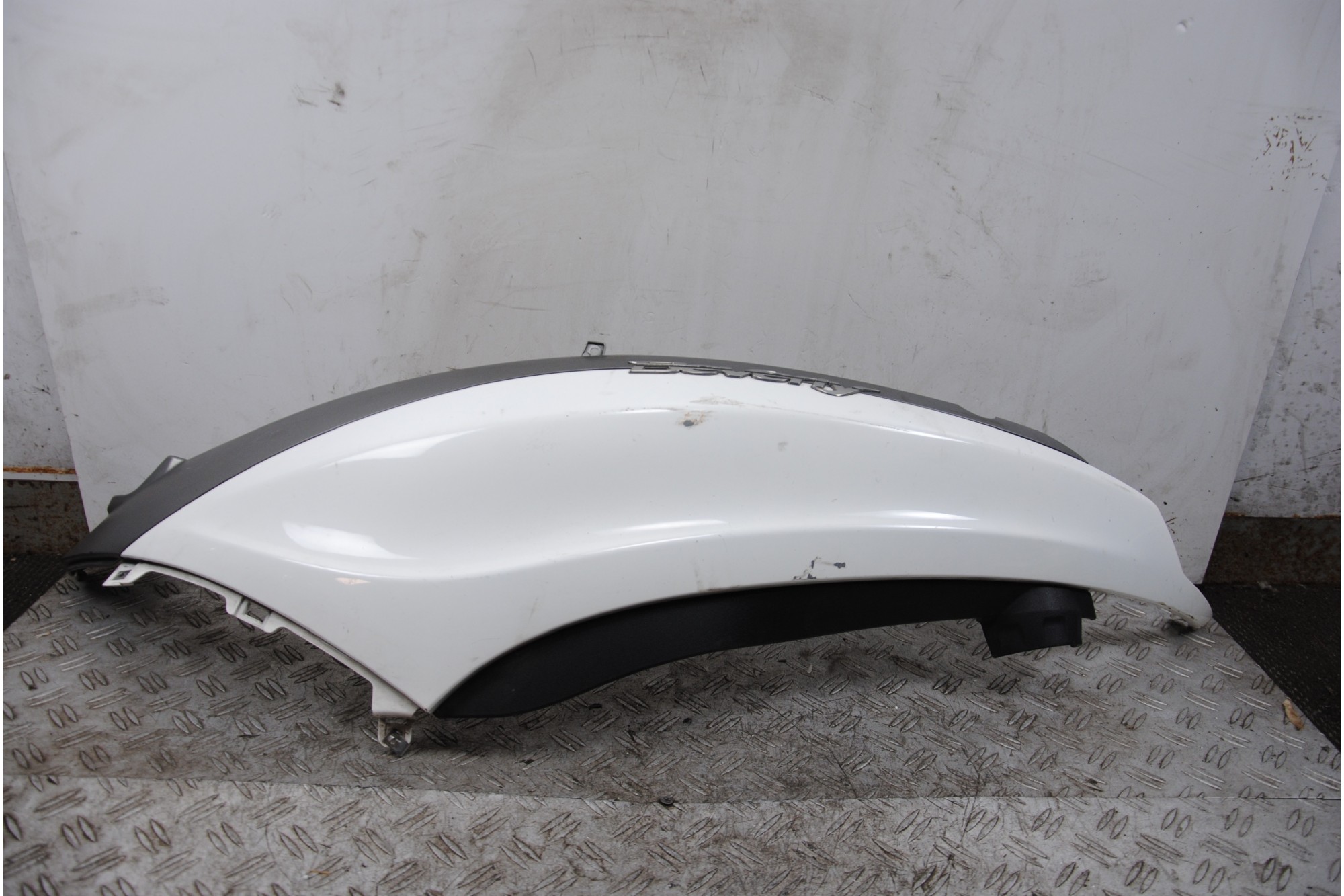 Carena Fianchetto Posteriore SX Piaggio Beverly 125 / 300 / 350 ST dal 2011 al 2018  1677166318356