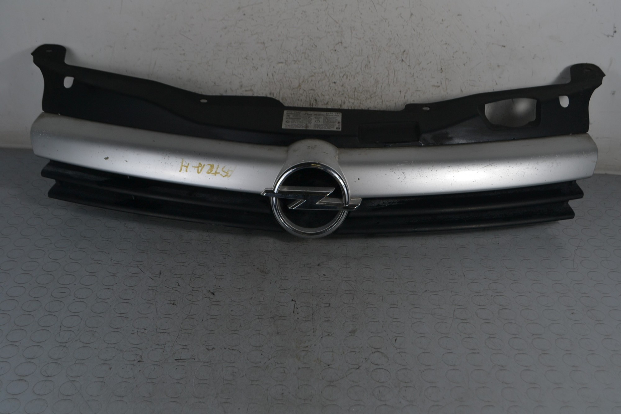 Griglia anteriore con logo Opel Astra H Dal 2004 al 2011 Cod 461088395  1677590510999
