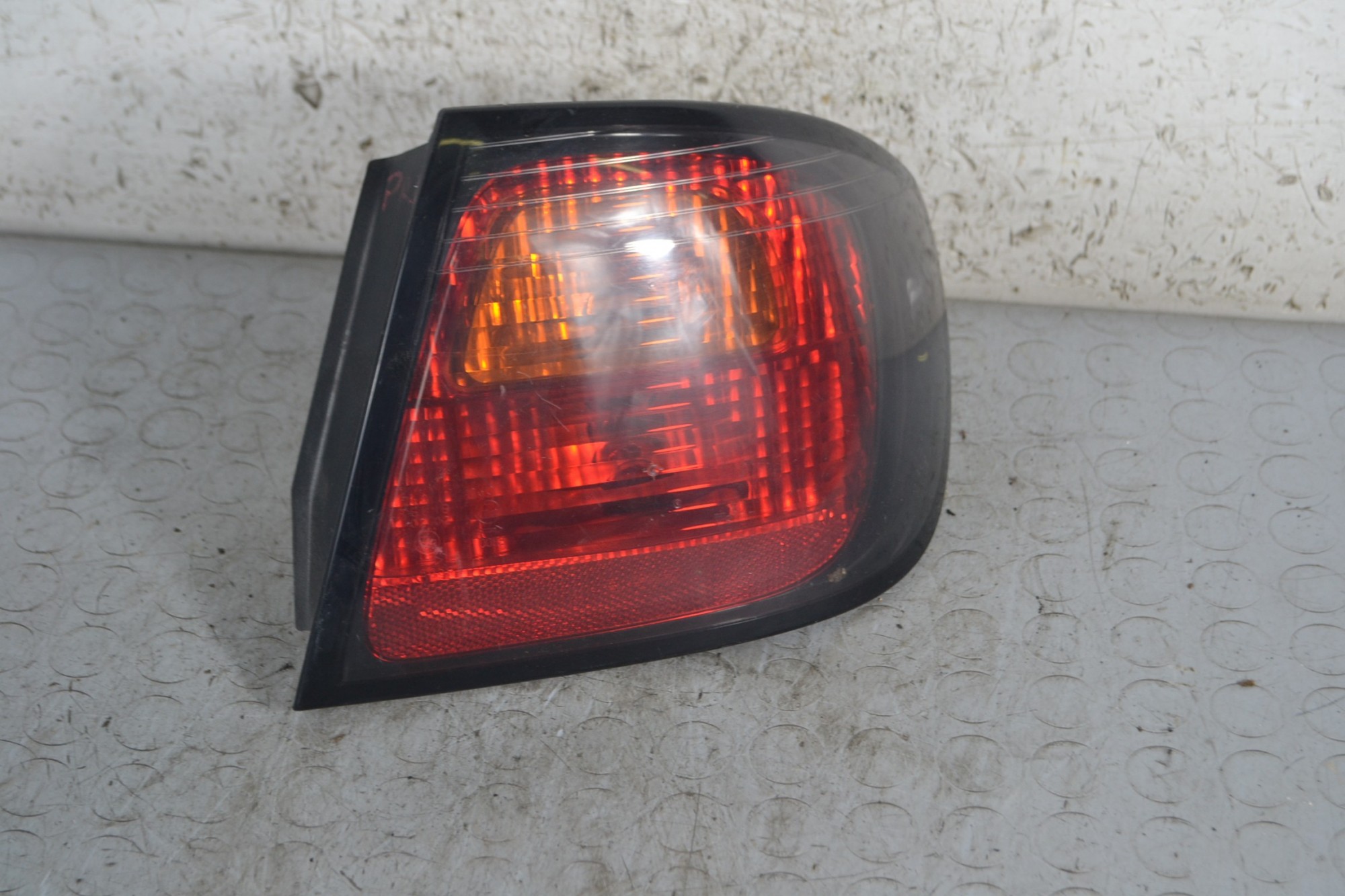 Fanale stop posteriore esterno DX Nissan Primera P11 Dal 1995 al 2002 Cod 89026076  1678440907730