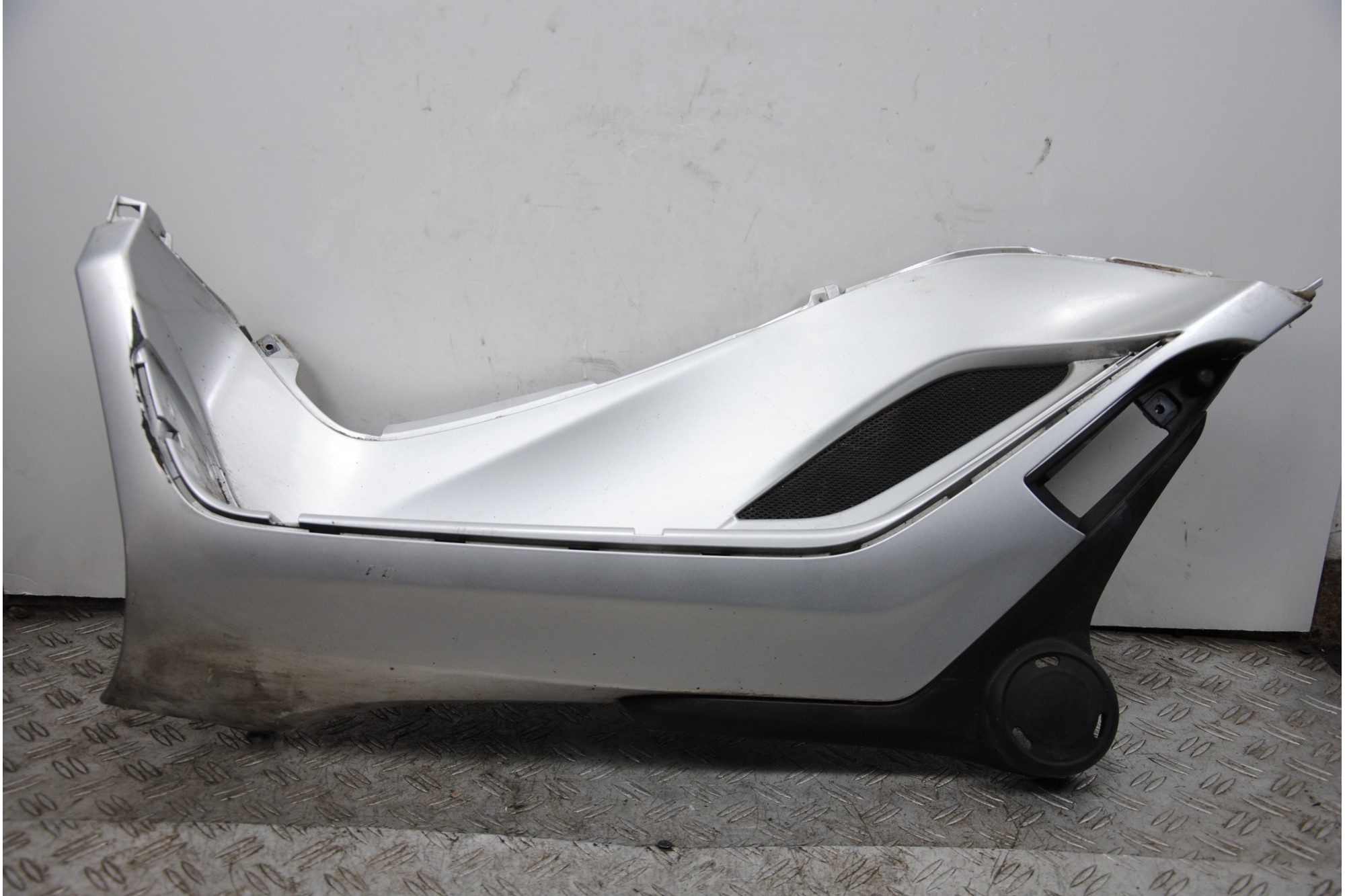 Carena Pedana Poggiapiedi SX Piaggio MP3 Yourban 300ie Dal 2011 Al 2018 COD : Piaggio 672111  1679484683055