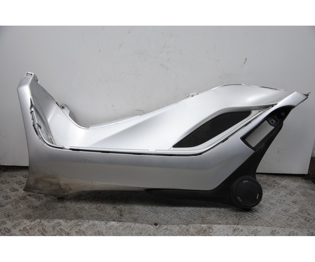 Carena Pedana Poggiapiedi SX Piaggio MP3 Yourban 300ie Dal 2011 Al 2018 COD : Piaggio 672111  1679484683055