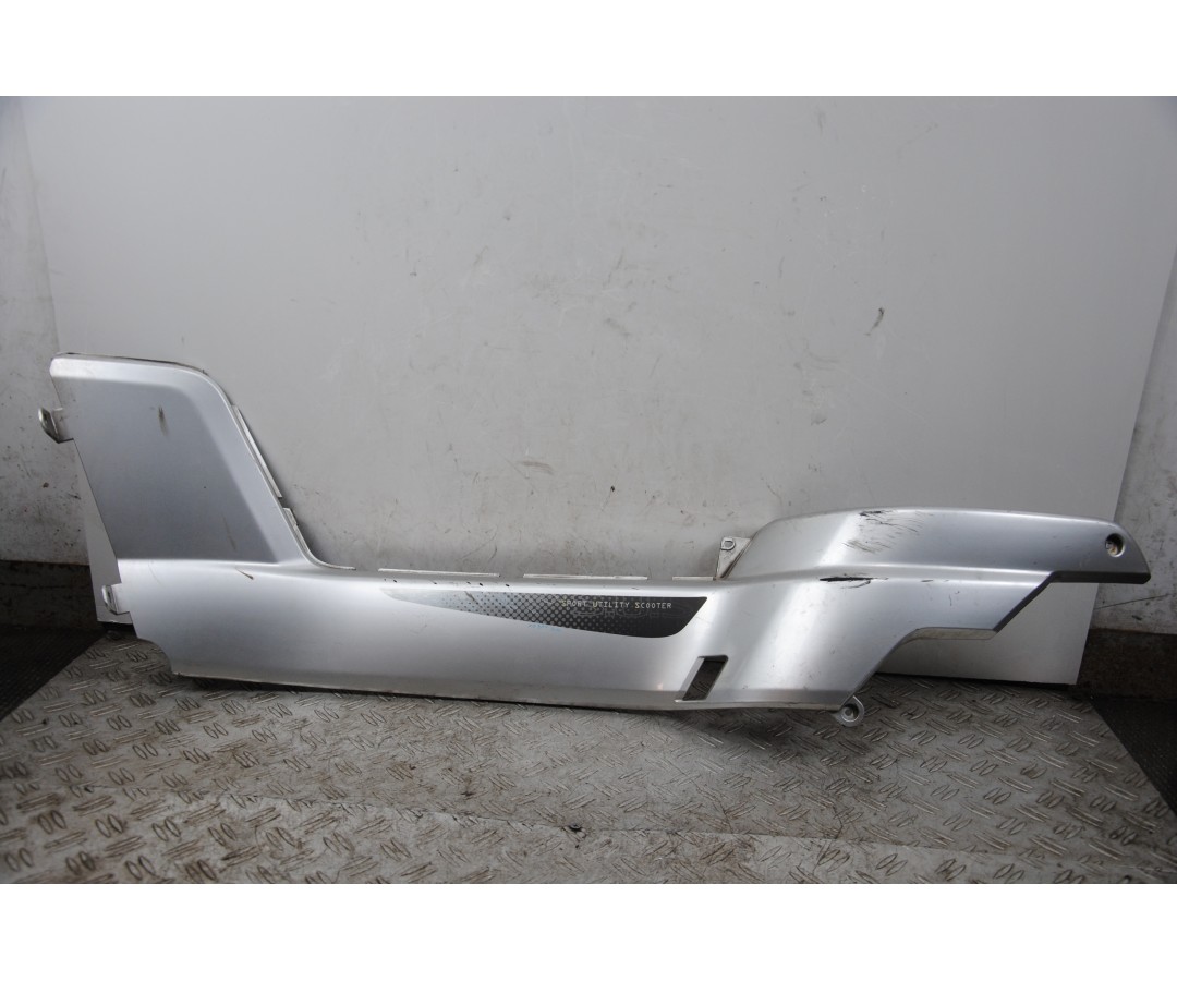 Carena tunnel centrale Sx Yamaha Xc 300 / Versity 300 Dal 2003 al 2006 1679586940353 Carena tunnel centrale Sx Yamaha Xc 300 / Versity 300 Dal 2003 al 2006 1679586940353