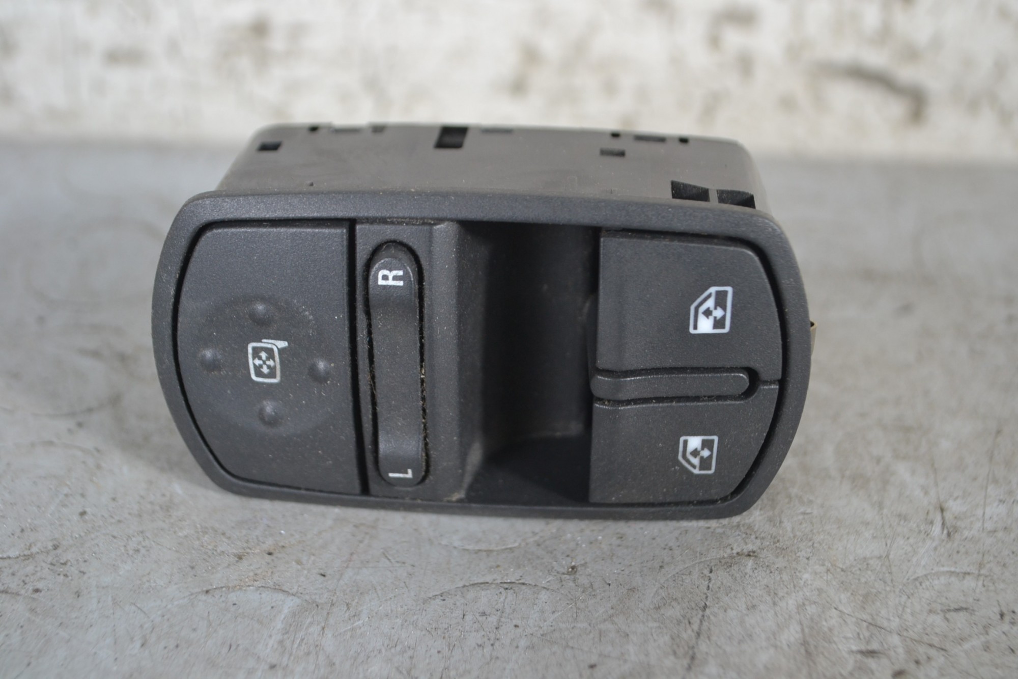 Pulsantiera alzacristalli anteriore SX Opel Corsa D Dal 2006 al 2014 Cod 13258521AA  1680876244105