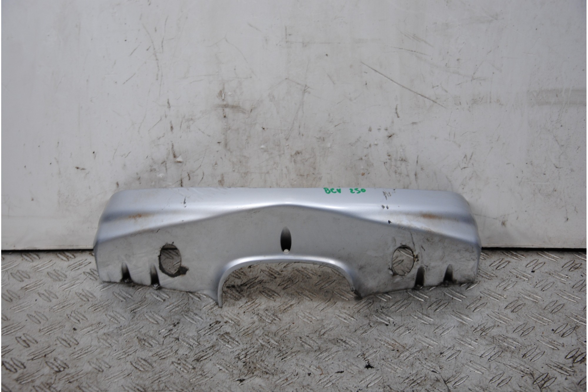 Carena Coprimanubrio Inferiore Piaggio Beverly 250 carb dal 2001 al 2010  1681806986768