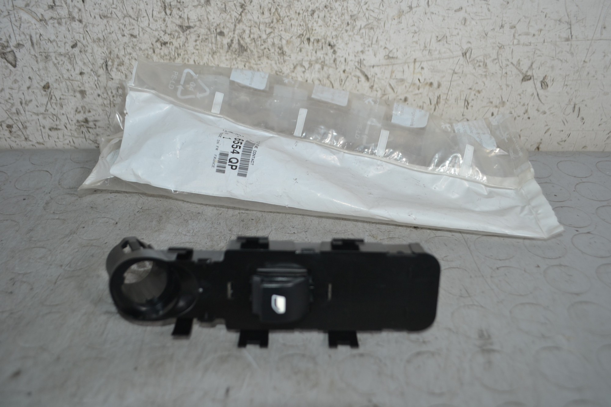 Pulsante alzavetro anteriore DX Peugeot 207 Dal 2006 al 2015 Cod 6554QP  1682664537437