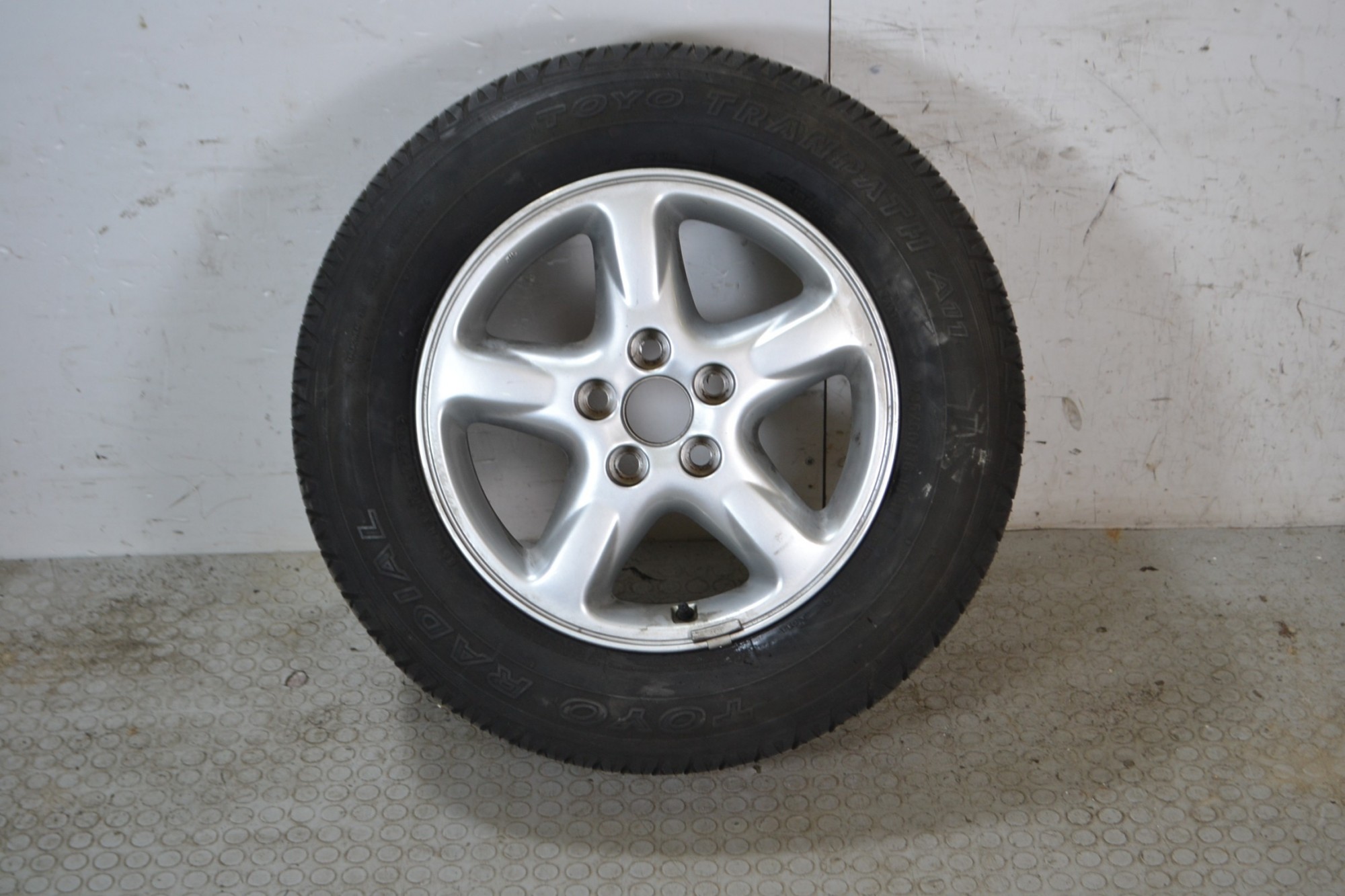 Cerchio in lega e gomma Toyota Rav 4 Dal 2000 al 2006  Misura 235/60 R16 5 Fori  1684940683807