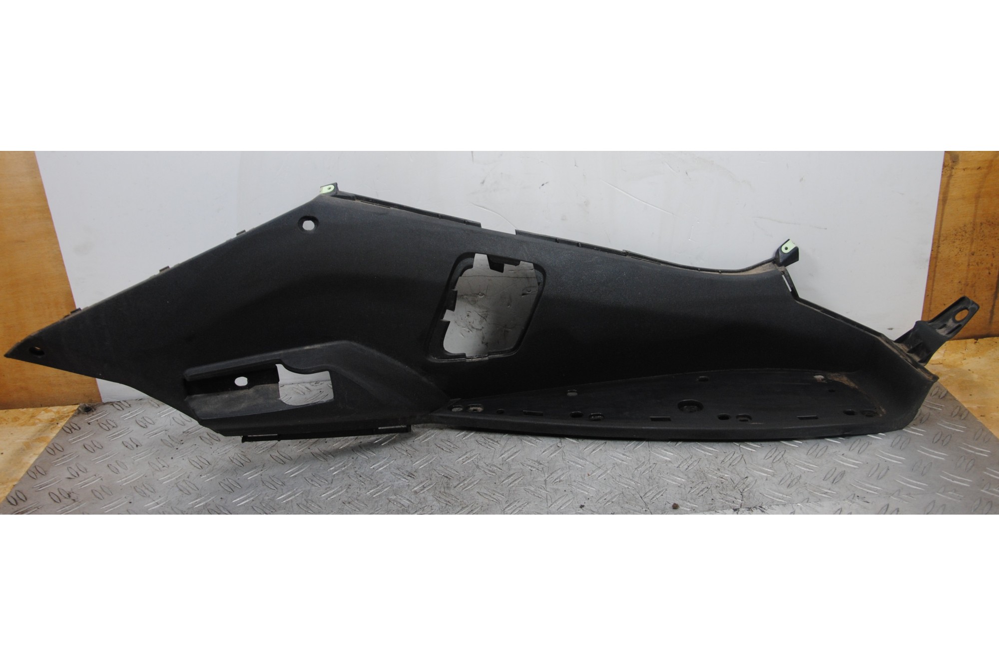 Pedana Poggiapiedi Destro DX Peugeot Satelis 250 dal 2006 al 2012  1686123421947