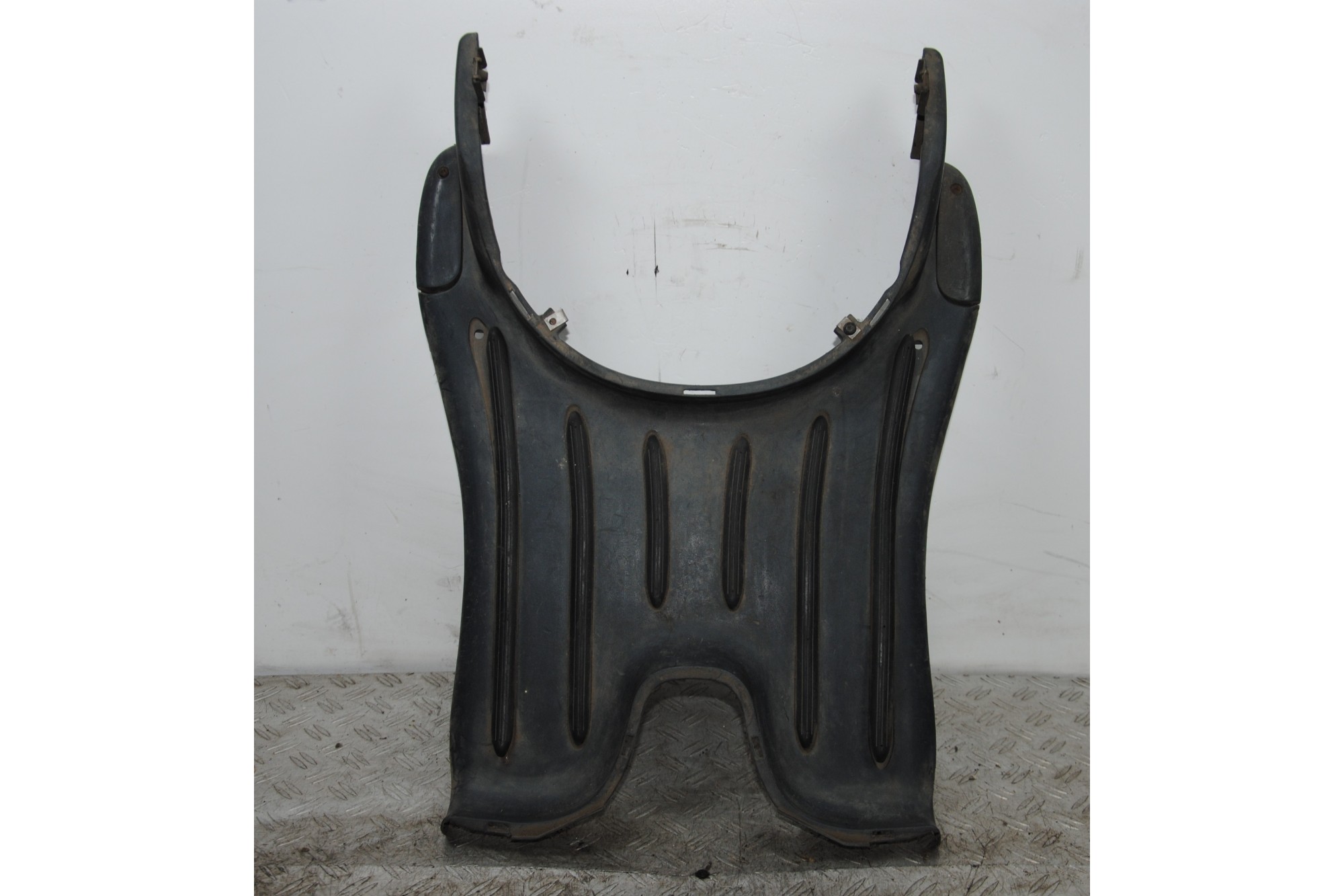 Carena Pedana Poggiapiedi Piaggio Liberty 125 / 150 Dal 1997 al 2005 COD : Piaggio 560950  1686815695397