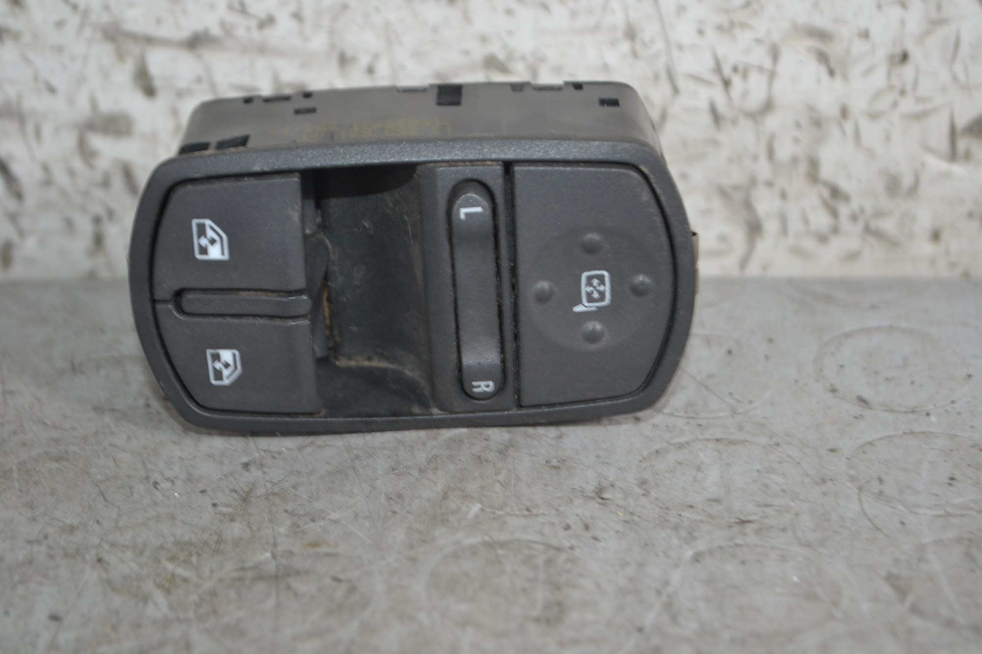 Pulsantiera Alzacristalli Anteriore SX Opel Corsa D dal 2006 al 2014 Cod 13258521  1687517276129