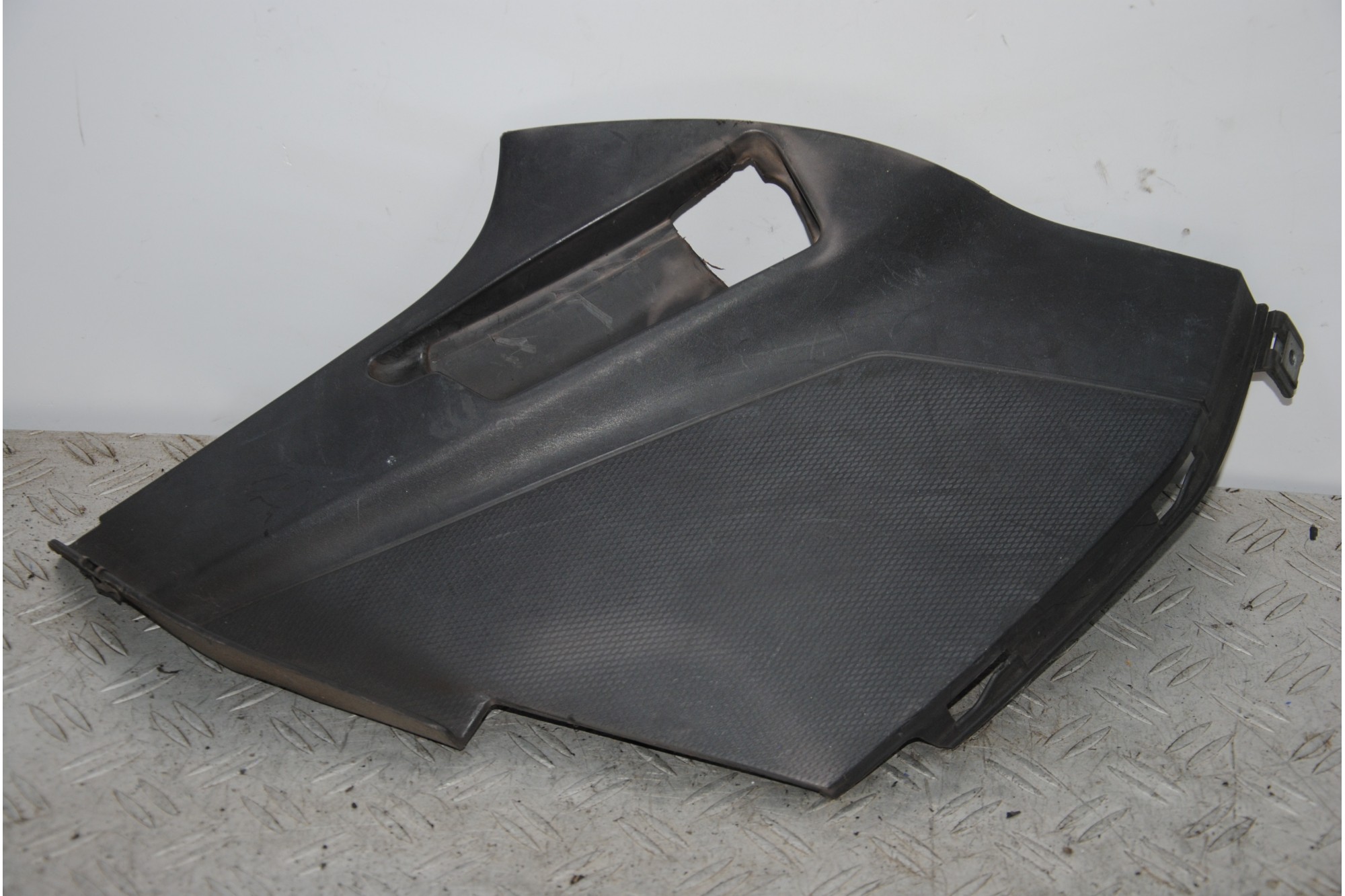 Carena Sottopedale Passeggero SX Aprilia Sportcity 250 Dal 2008 al 2012 COD DIS 108359  1687958674270