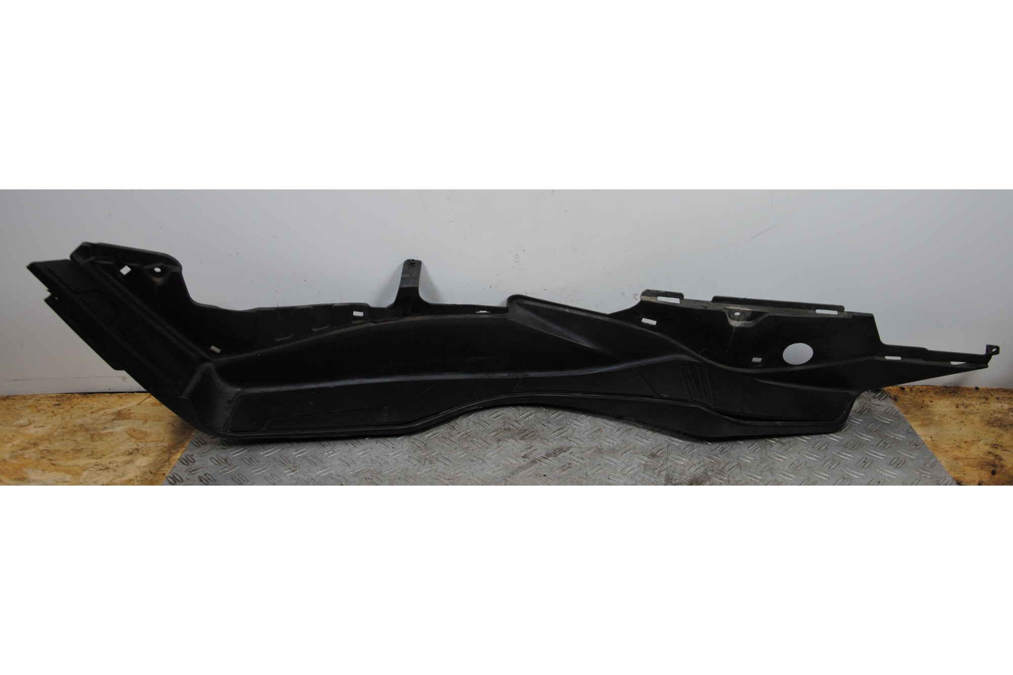 Carena PedanaPoggiapiedi Destro DX Suzuki Burgman 400 K7 dal 2007 al 2013  1688485690344