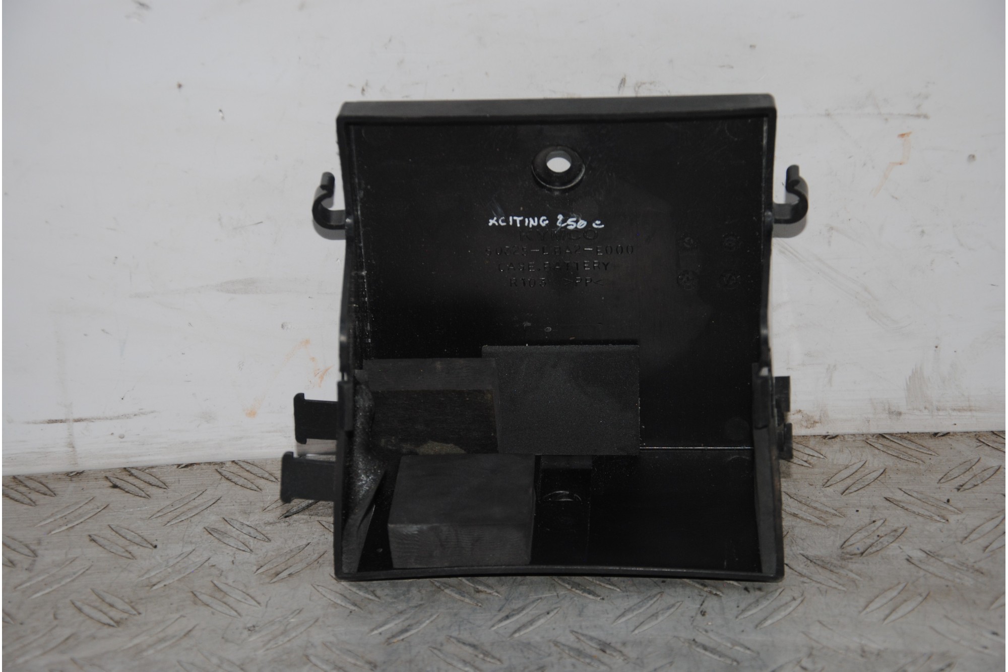 Carena Vano Batteria Kymco Xciting 250 Dal 2005 al 2008 COD 50325-LBA2-E000  1689754512480