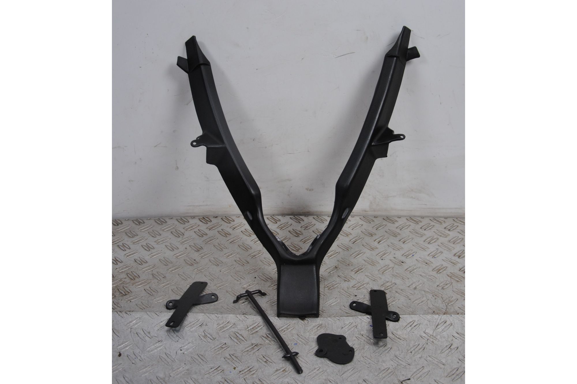 Cornice Carena Parabrezza Malaguti Madison 250 dal 1999 al 2015 COD 071.392.03 Fondo Di Magazzino  1690817516444