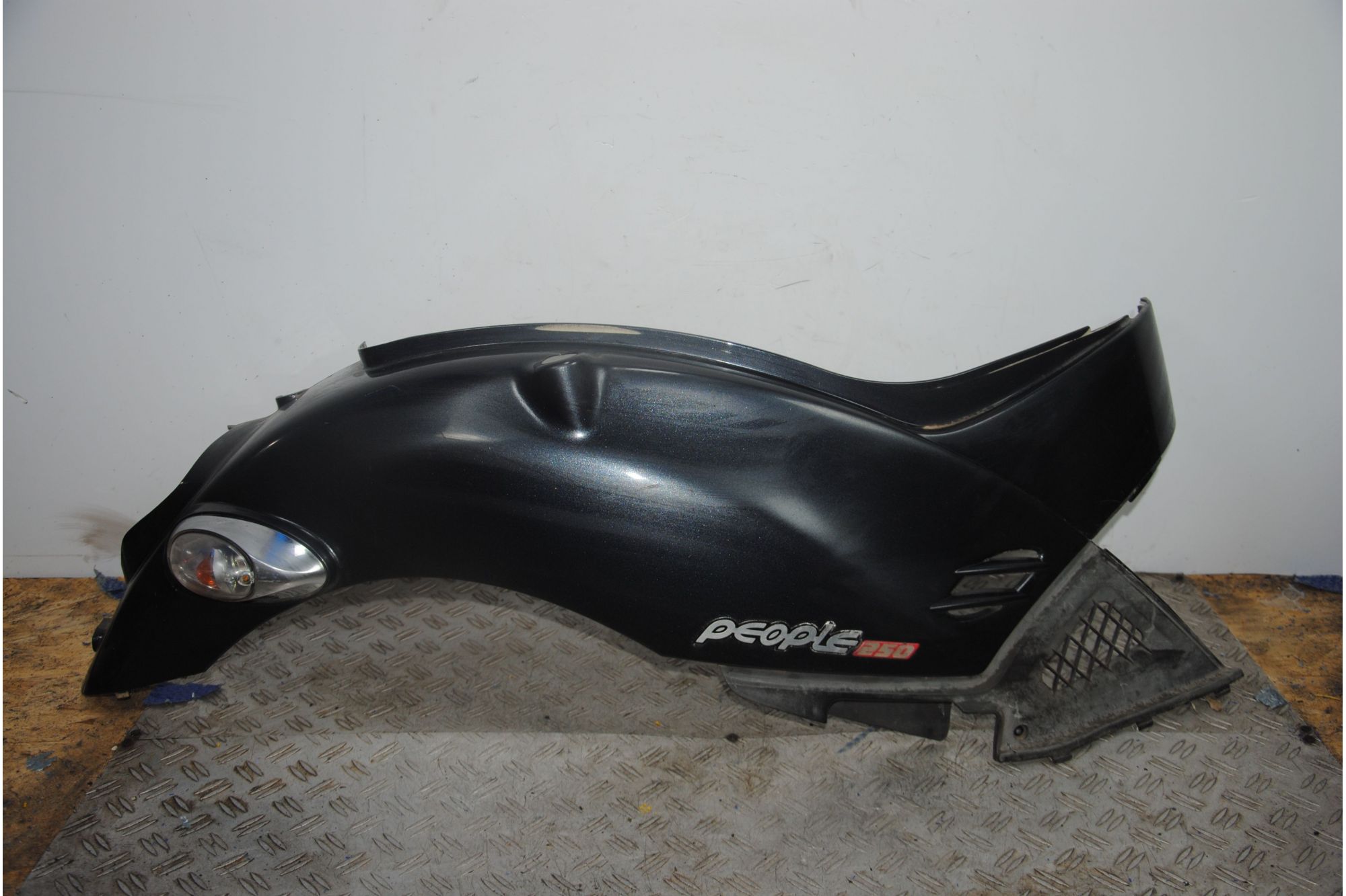 Carena Fianchetto Laterale Destro Kymco People 250 Dal 2003 al 2005  1691159385033