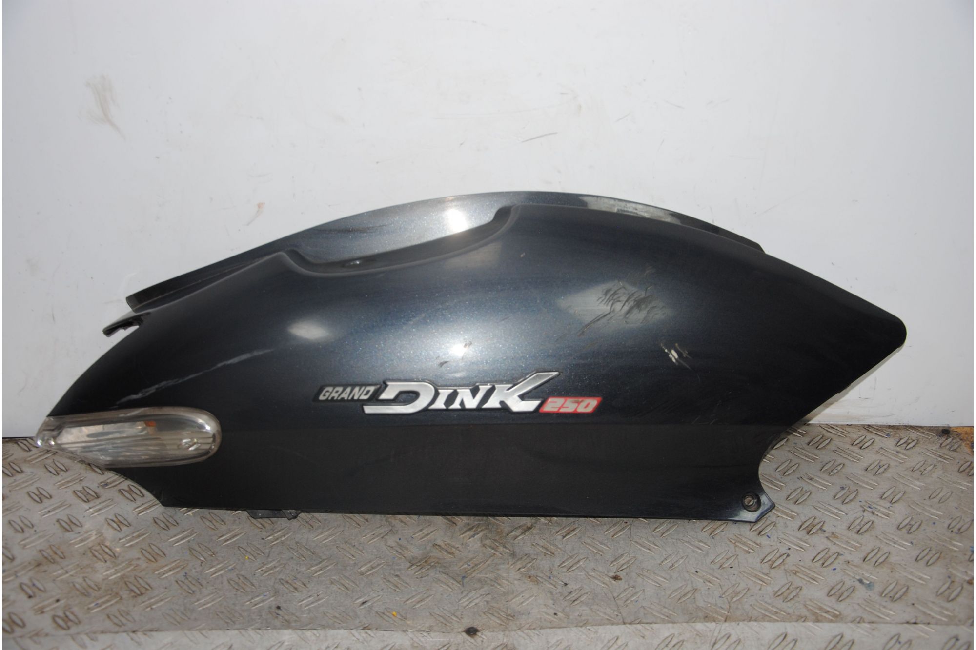 Carena Fianchetto Laterale Destro Kymco Grand Dink 250 dal 2000 al 2006  1691391072364