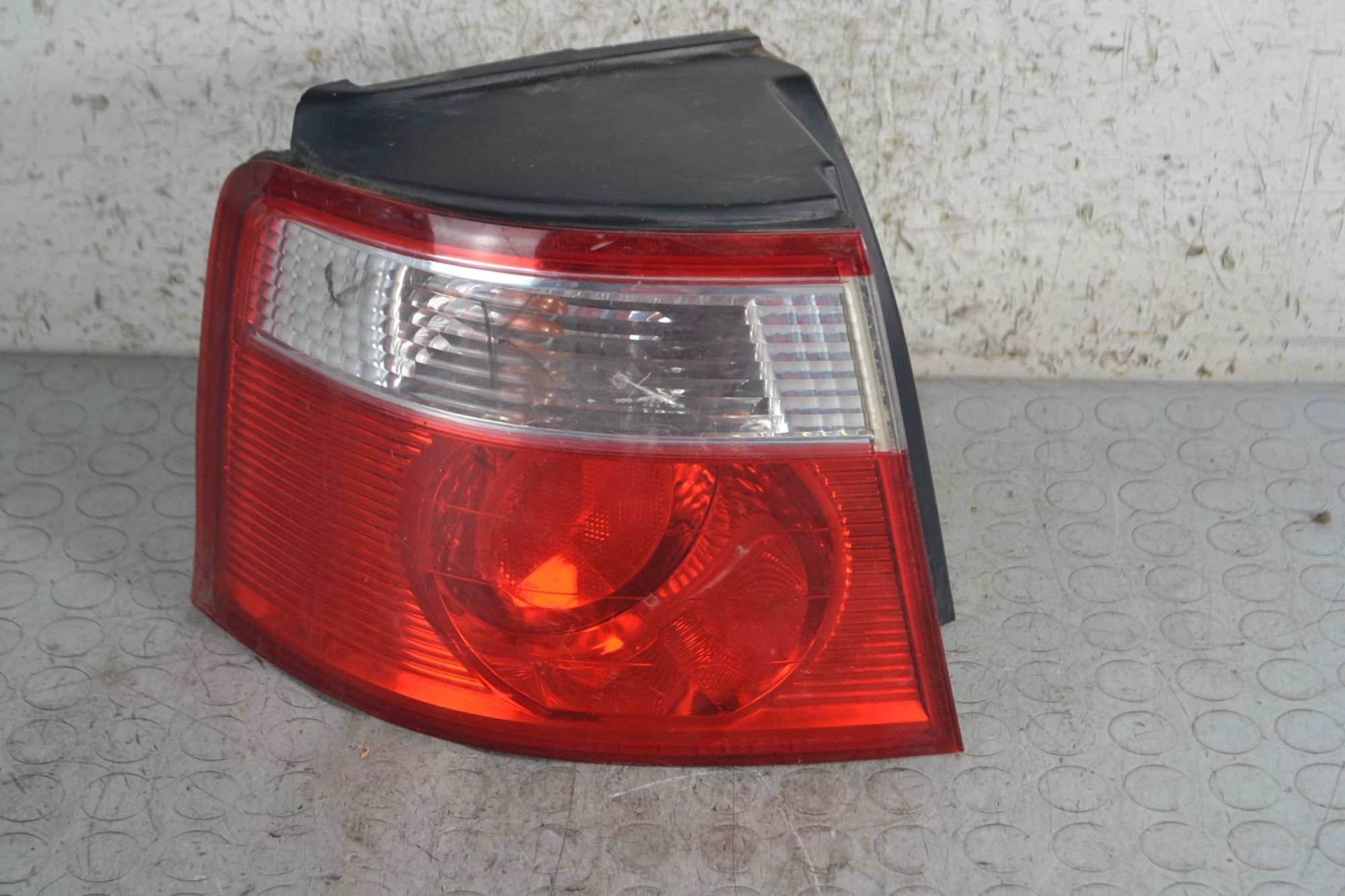 Fanale Stop Posteriore Esterno SX Kia Carens II dal 2002 al 2006 Cod 0k2fb51140  1694678245604