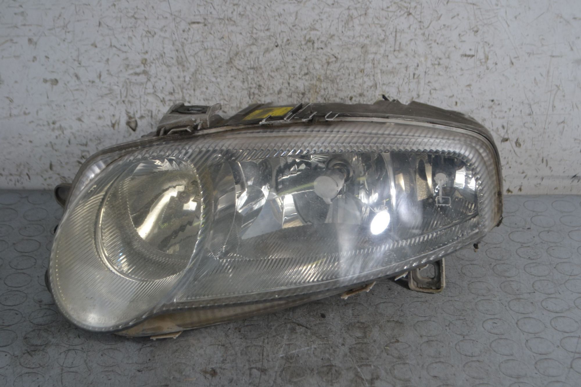 Faro anteriore SX Alfa Romeo 147 Dal 2000 al 2005 Cod 465565640  1694705016665