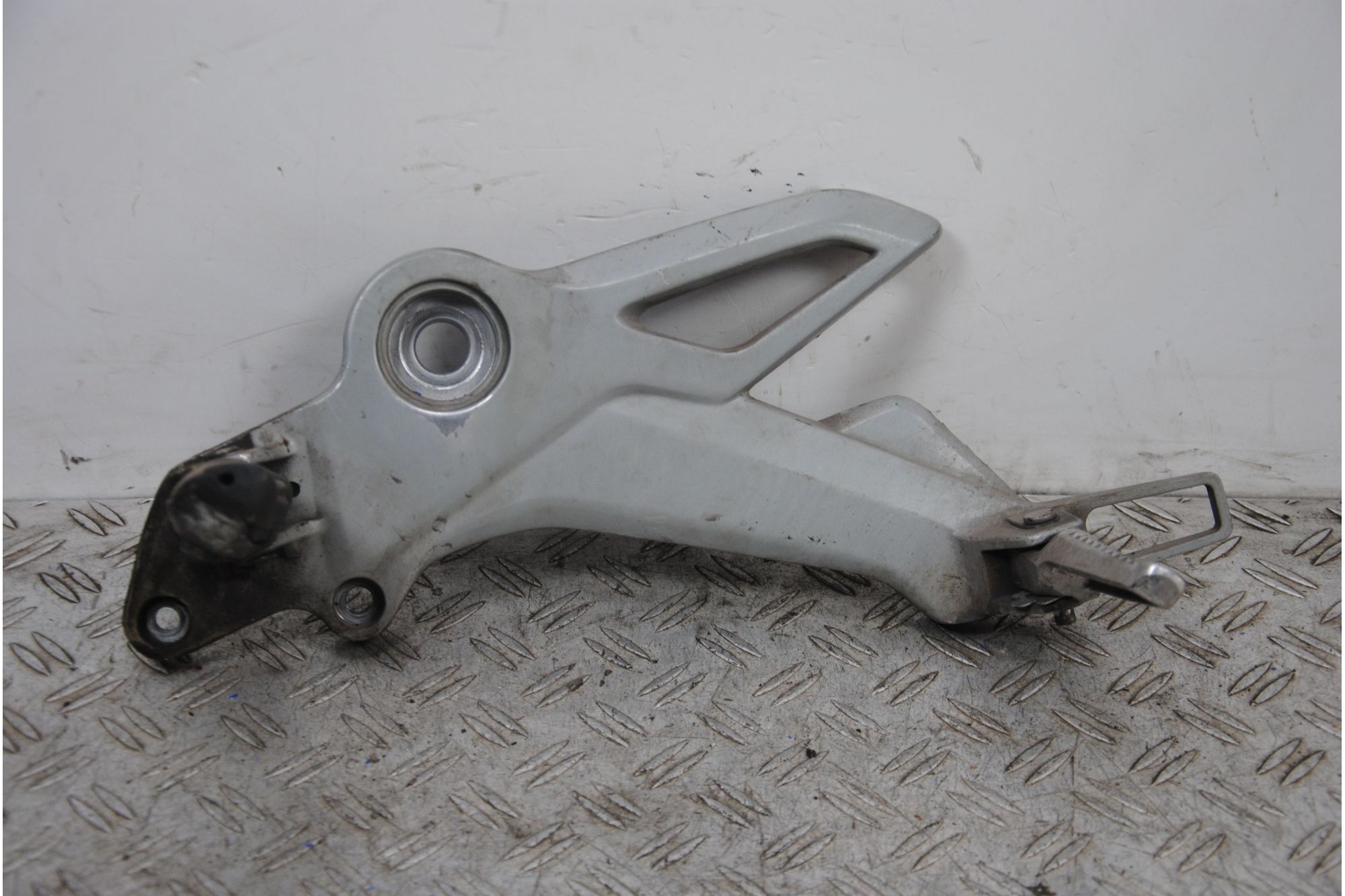Pedana Poggiapiedi Sinistra Honda FMX 650 dal 2005 al 2006  1695029523891