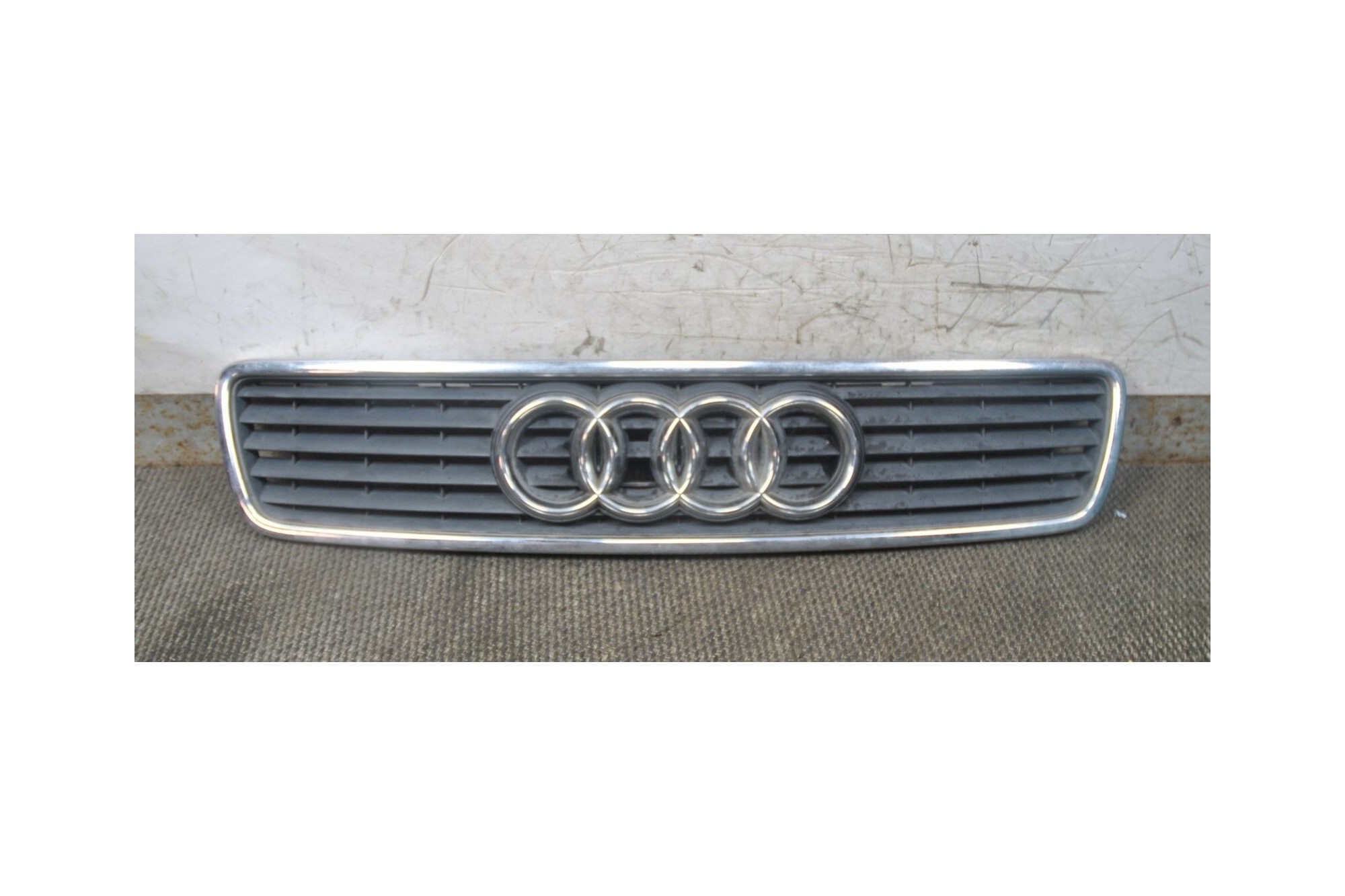 Griglia anteriore cofano Audi A6 Dal 1997 al 2004  2411111136546