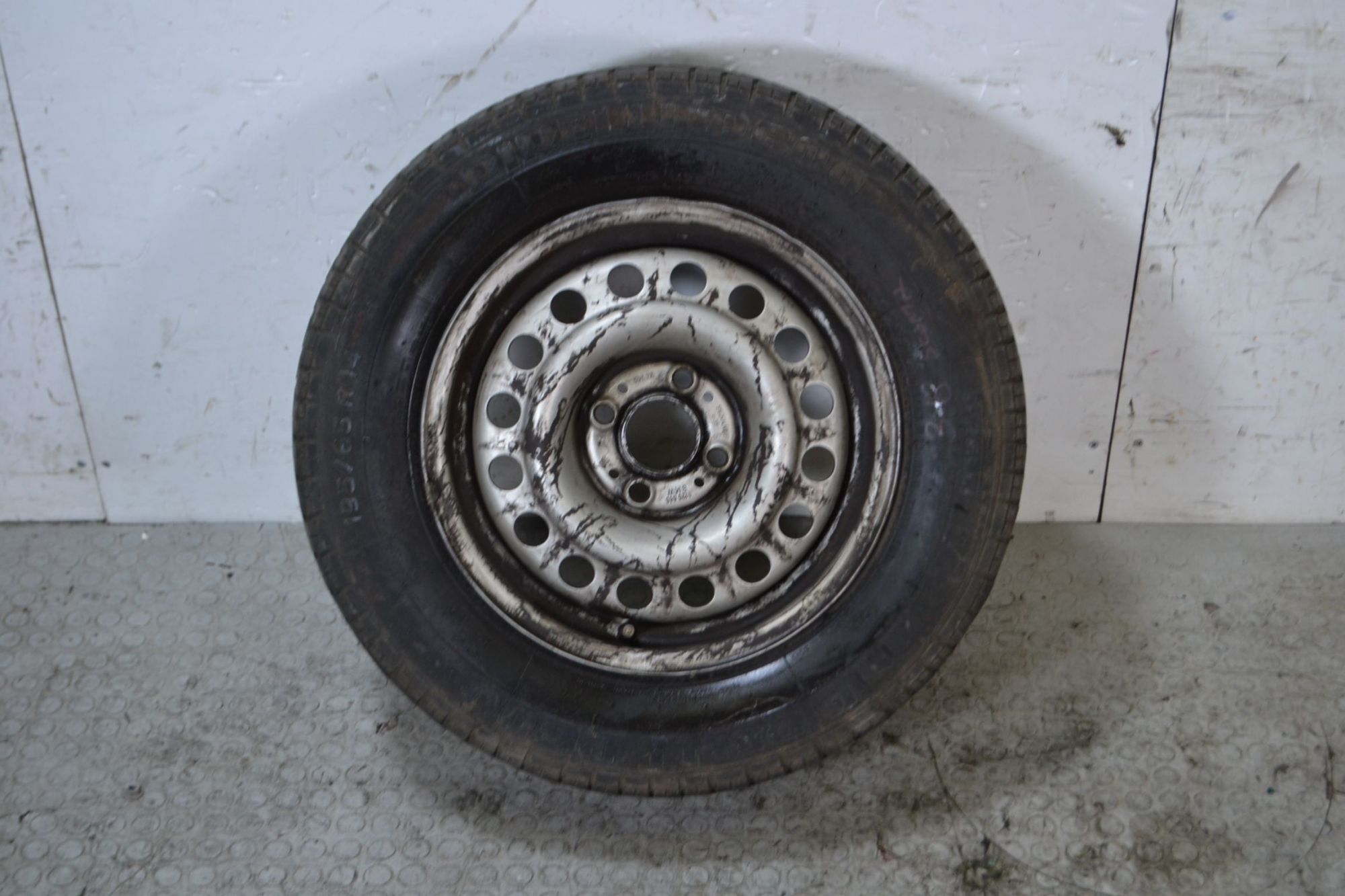 Ruota Di Scorta Bmw Serie 3 E30 Dal 1982 al 1992 Misure 195/65 R14 89H 4 Fori CERCHIO LEGGERMENTE AMMACCATO COME DA FOTO  169...