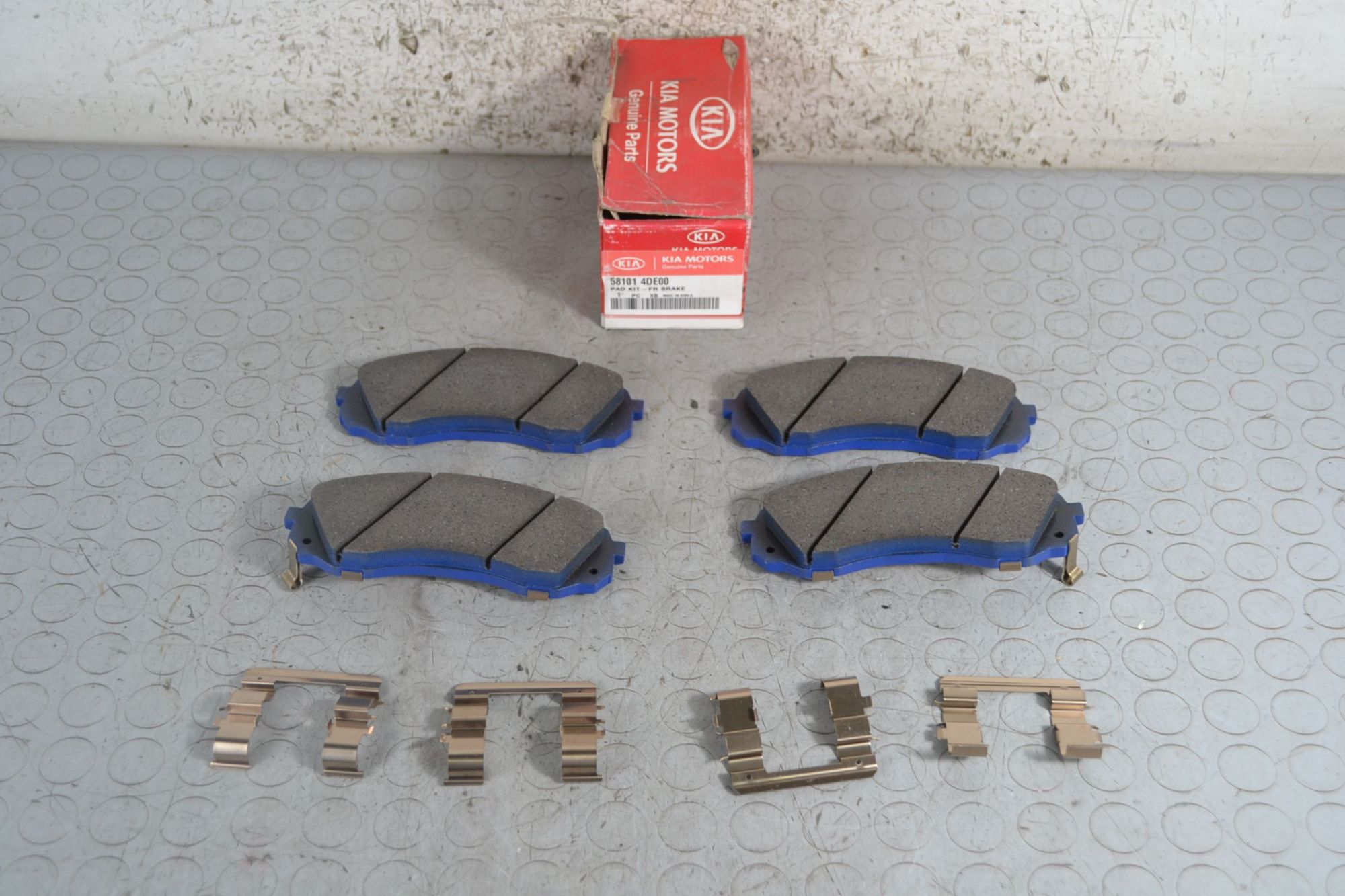 Kit Pastiglie freno anteriore Kia Carnival Dal 2006 al 2014 Cod 581014DE00  1697612098311