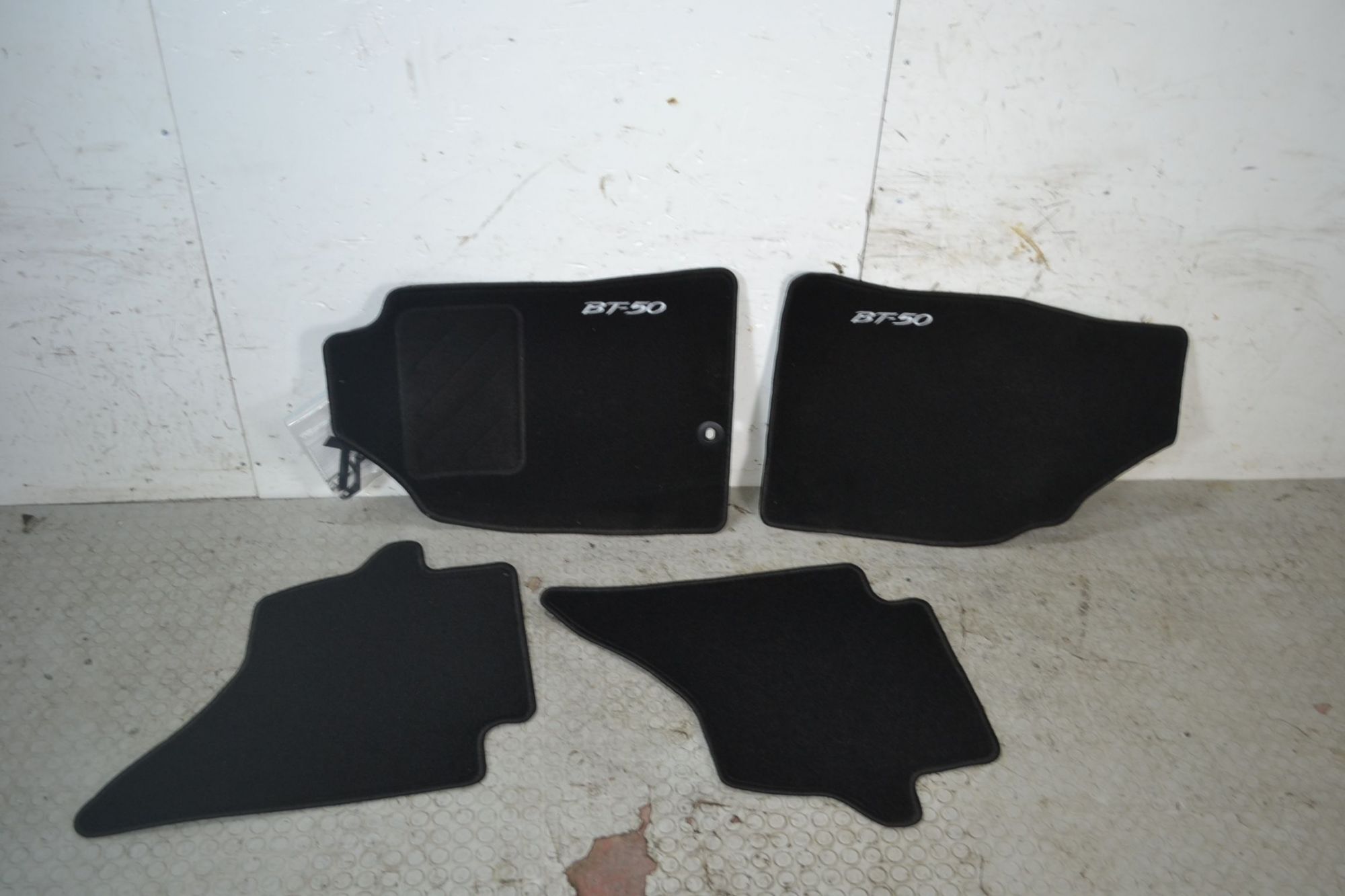 Set 4 Tappettini Mazda BT-50 dal 2006 al 2014 cod UR81-V0-320  1697626267871