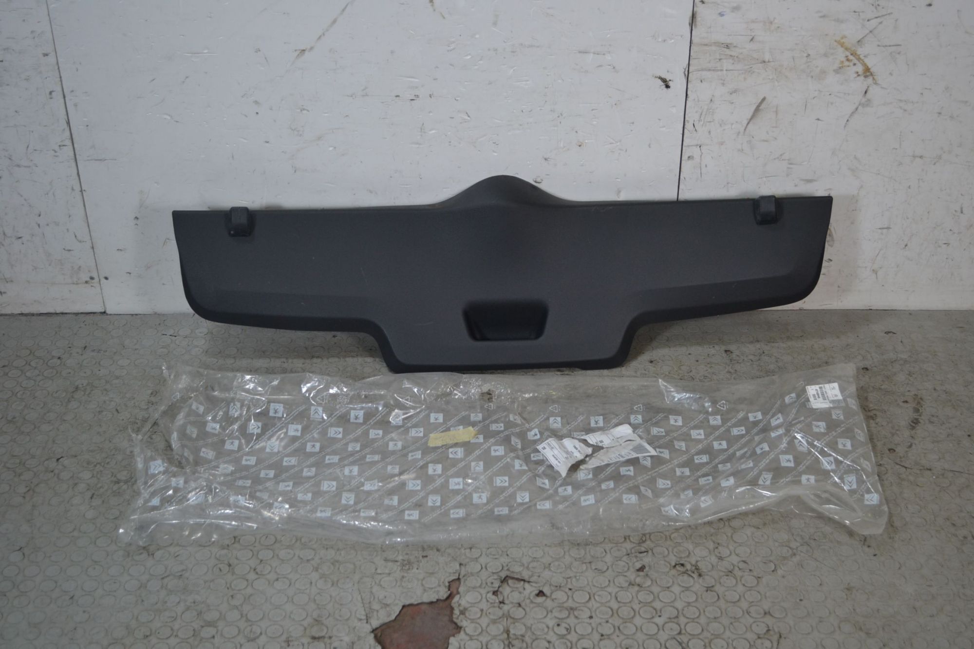 Modanatura Rivestimento Interno Portellone Bagagliaio Citroen C3 dal 2002 al 2009 Cod 8748HQ  1697636538916