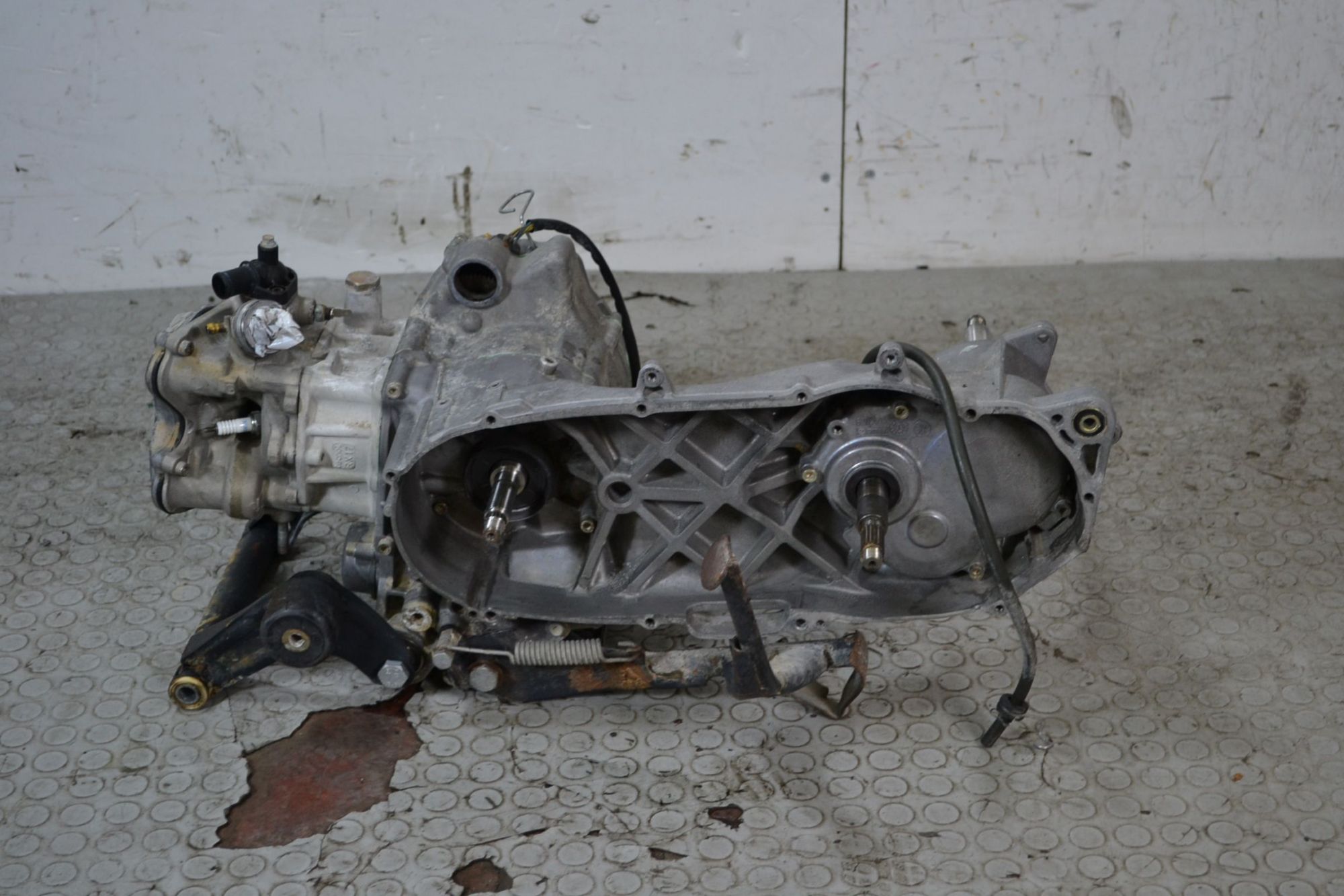 Blocco Motore Aprilia Scarabeo / Leonardo 150 Dal 1999 al 2002 Cod Rotax 154 Num 564670  1697786658274