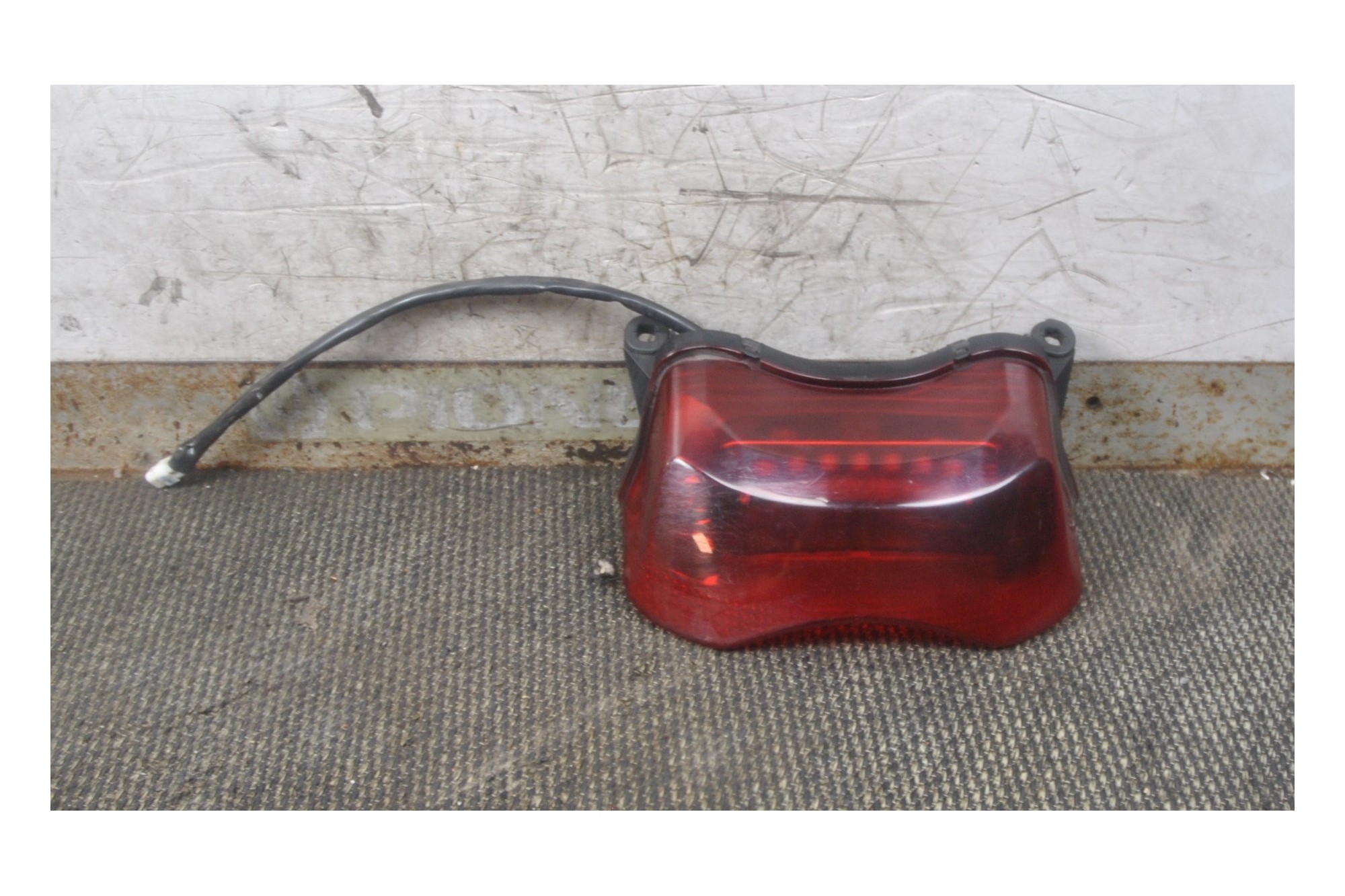 Fanale Stop Posteriore Yamaha Xenter 125 / 150 dal 2011 al 2018 cod 11092379  2411111142424