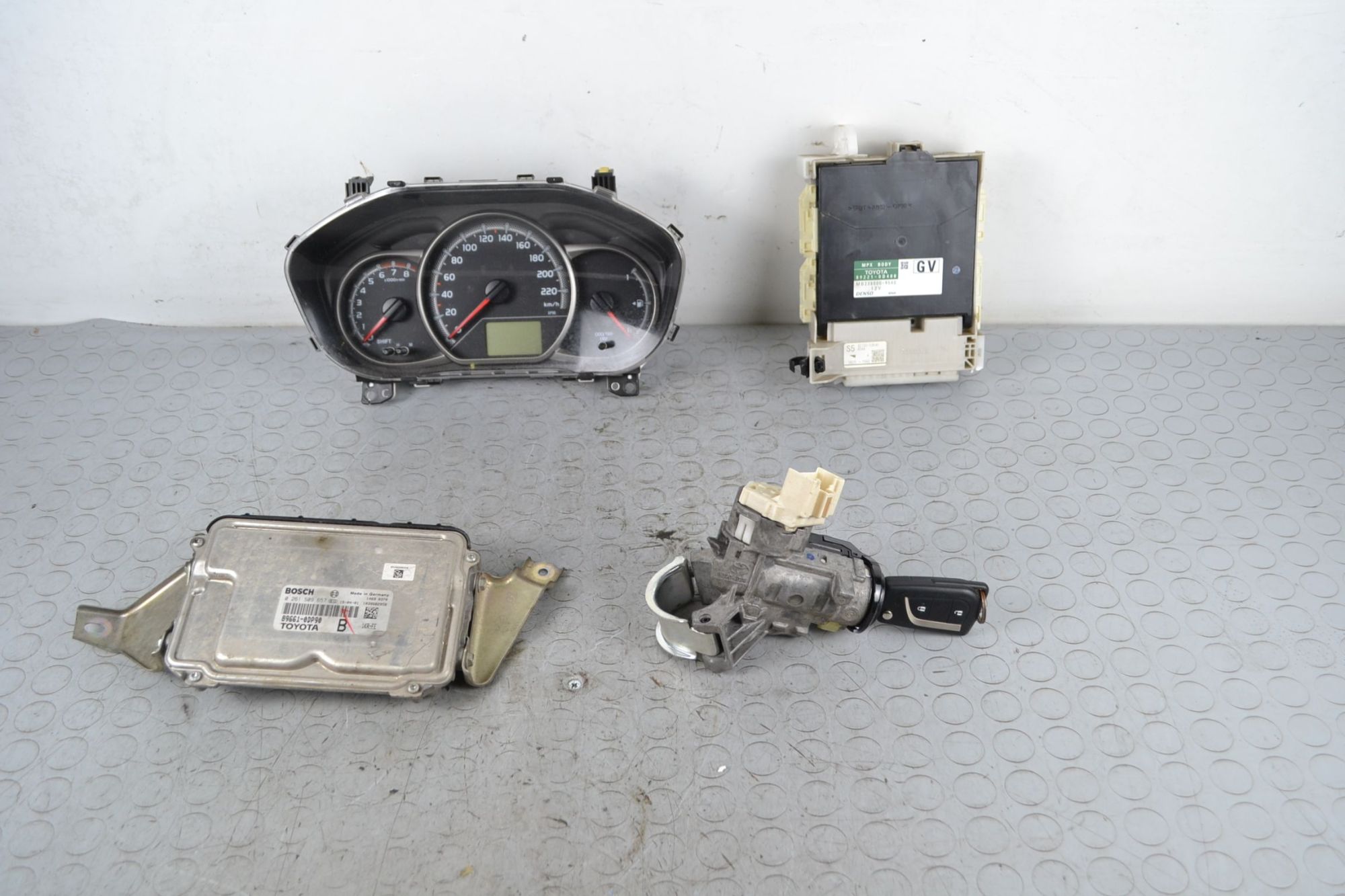 Kit chiave accensione elettronica Toyota Yaris III P13 1.0 51 KW 69CV dal 12/2010 in poi Cod 89661-0DP90  1699287872074