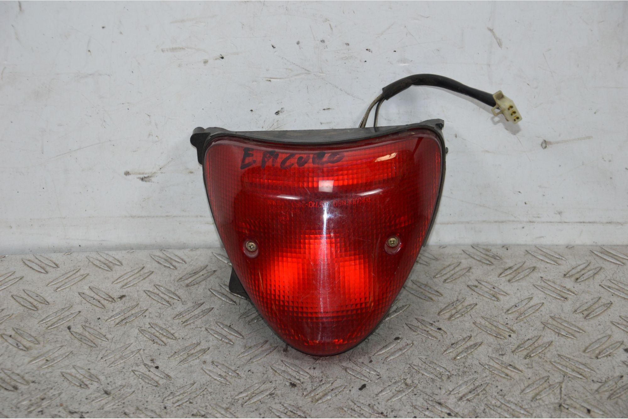 Fanale Stop posteriore Suzuki Epicuro 125 / 150 dal 1999 al 2003 Attacco Rotto  1700128354977